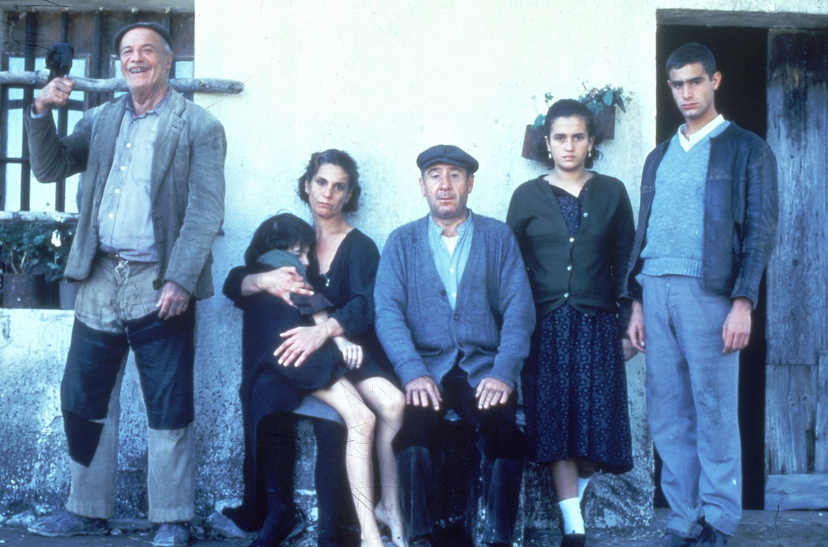 Los actores Fernando Rabal, Terele Pávez y Alfredo Landa, entre otros, en una fotografía del rodaje de 'Los Santos Inocentes'