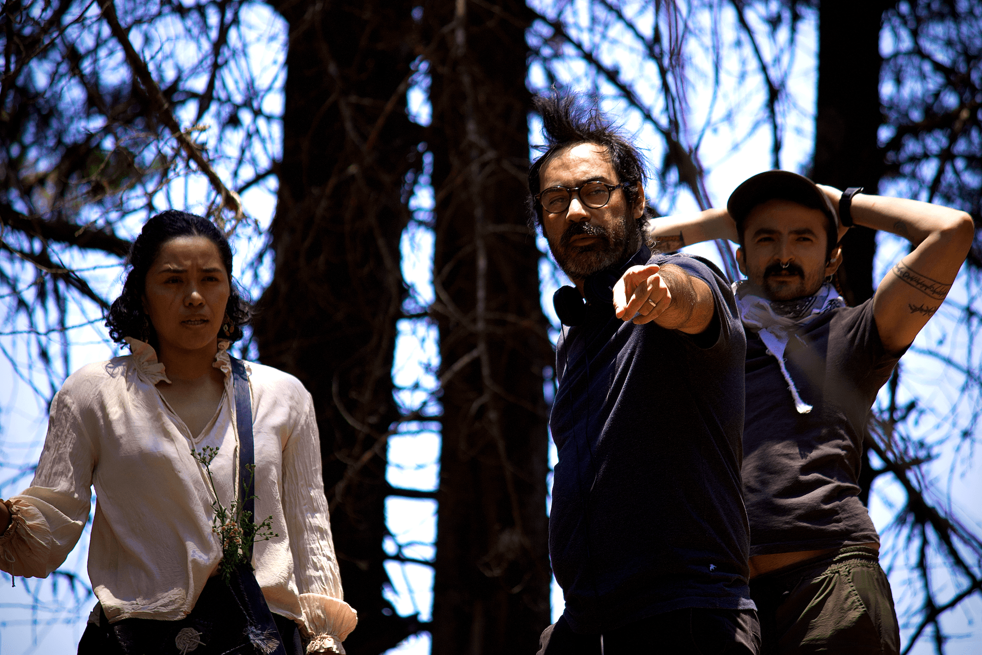 La actriz Caraly Sánchez y el director Carlos Matienzzo en el set de 'El ritual de nahual'