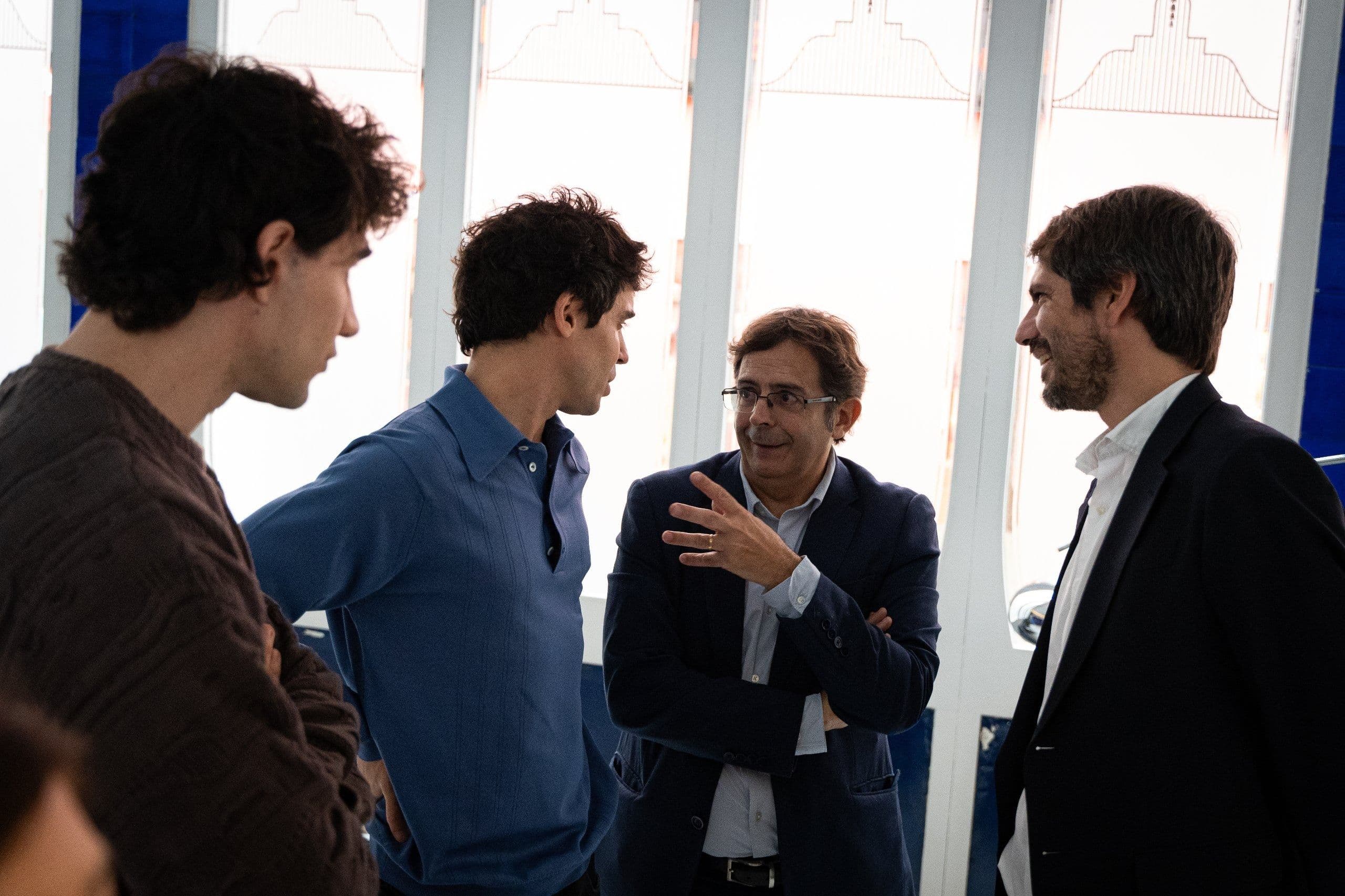 Javier Calvo, Javier Ambrossi, Ignasi Camós y Ernest Urtasun durante su encuentro en el Cine Doré de Madrid