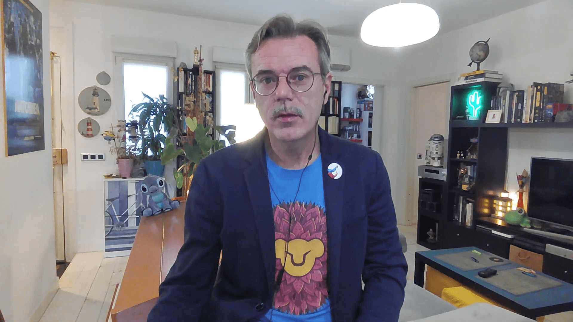 El periodista Pedro Vallín, durante la quinta de las ediciones de su video semanal 'La homilía'