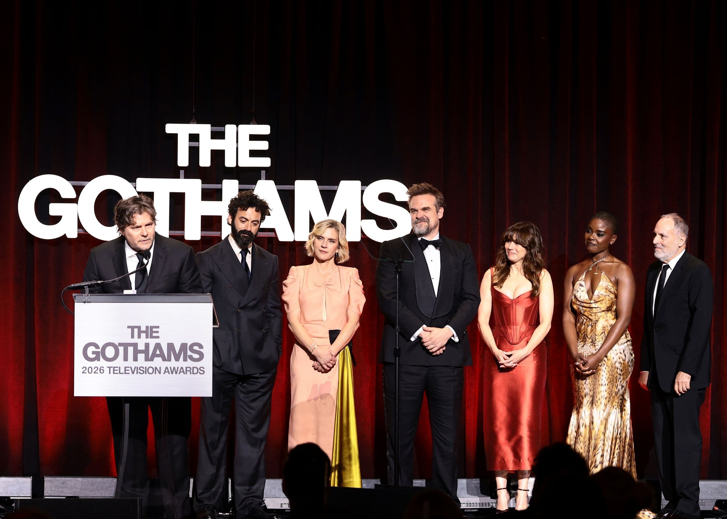 Steven Conrad, creador de 'DTF St. Louis', recoge el premio a la Mejor Miniserie en los Gotham TV Awards 2026 junto al reparto principal