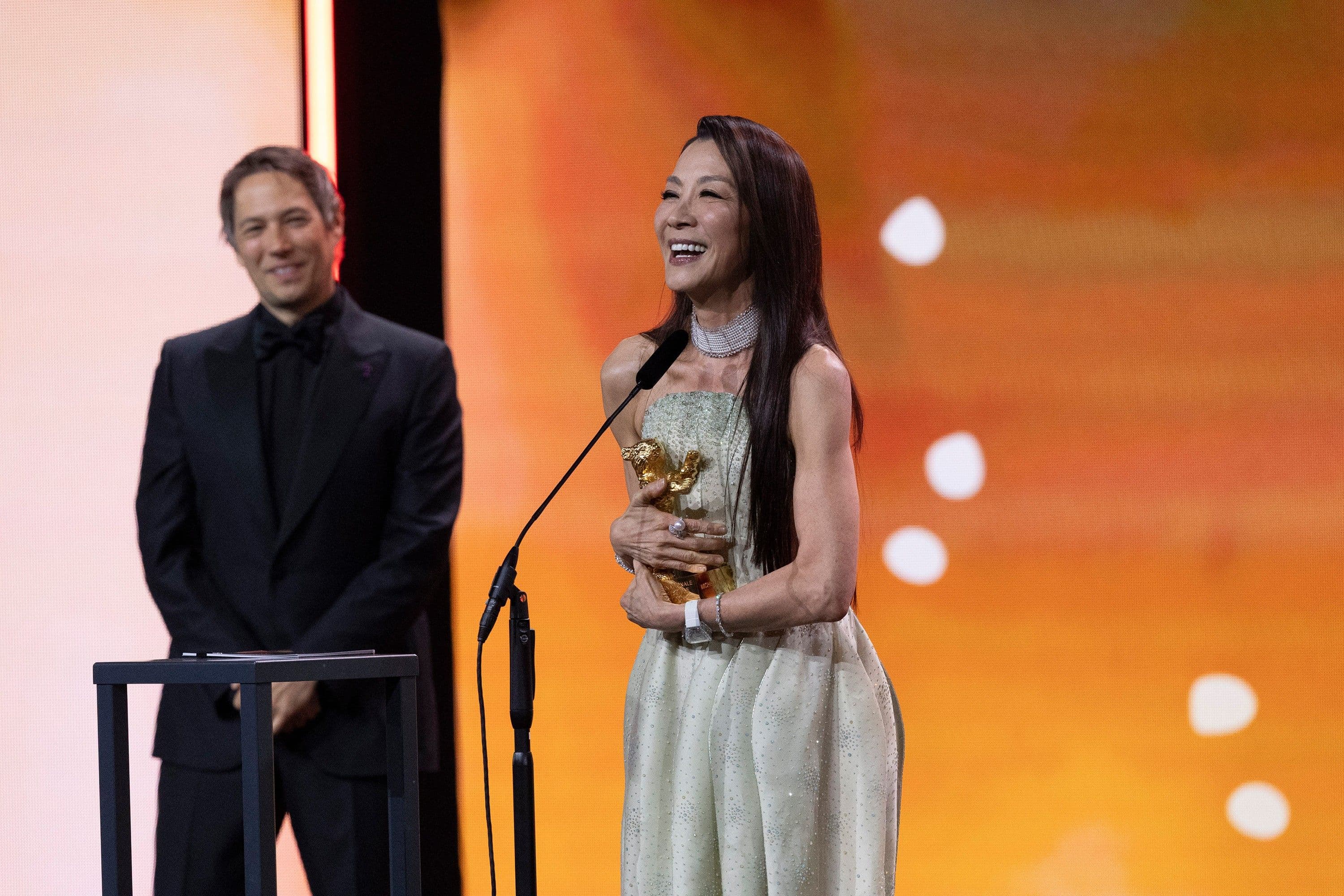 La actriz Michelle Yeoh sostiene el Oso de Oro honorífico del Festival de Berlín 2026