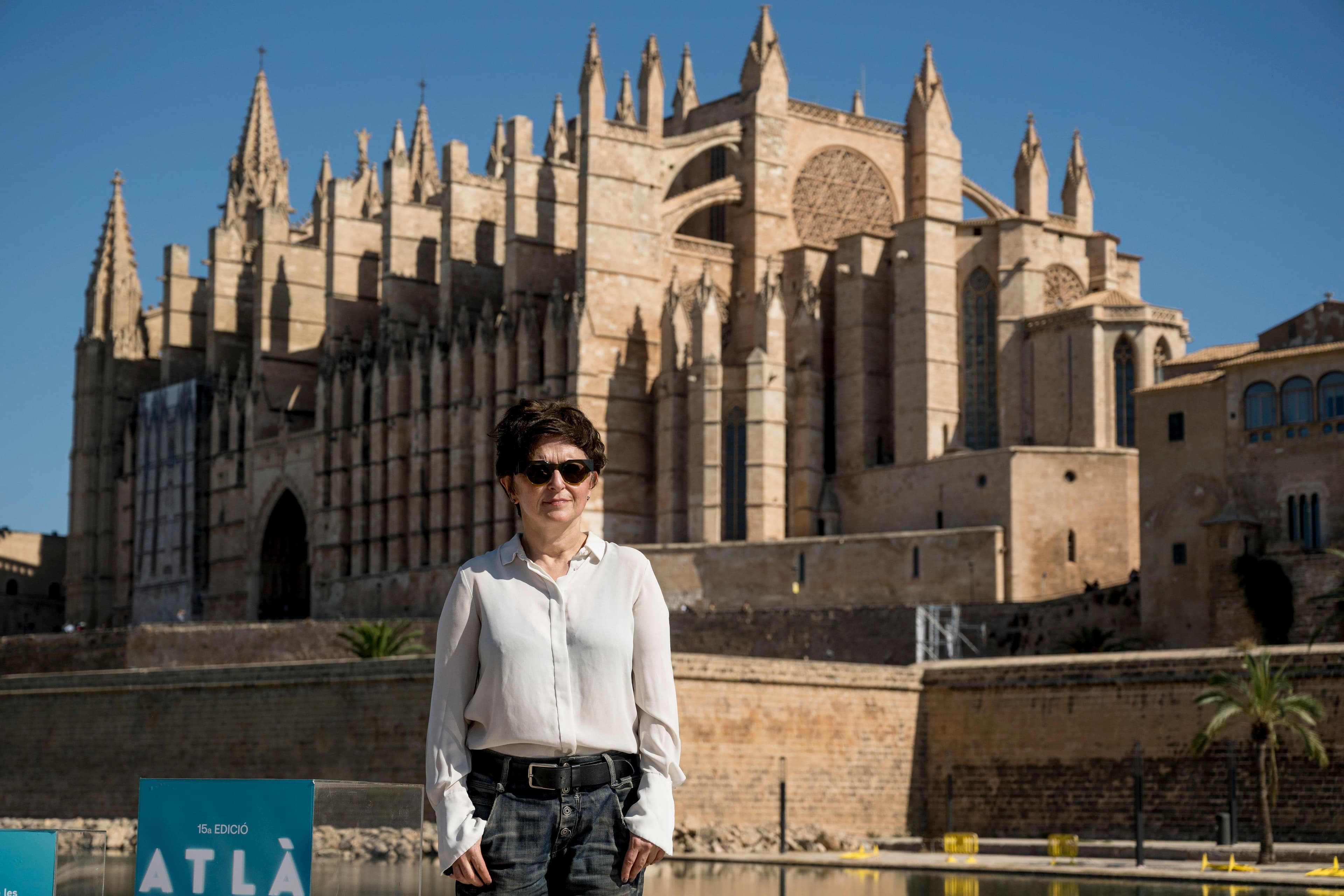 La directora Sepideh Farsi posa en el photocall del Atlàntida Mallorca Film Fest 2025, donde ha presentado 'Put your soul on your hand and walk'