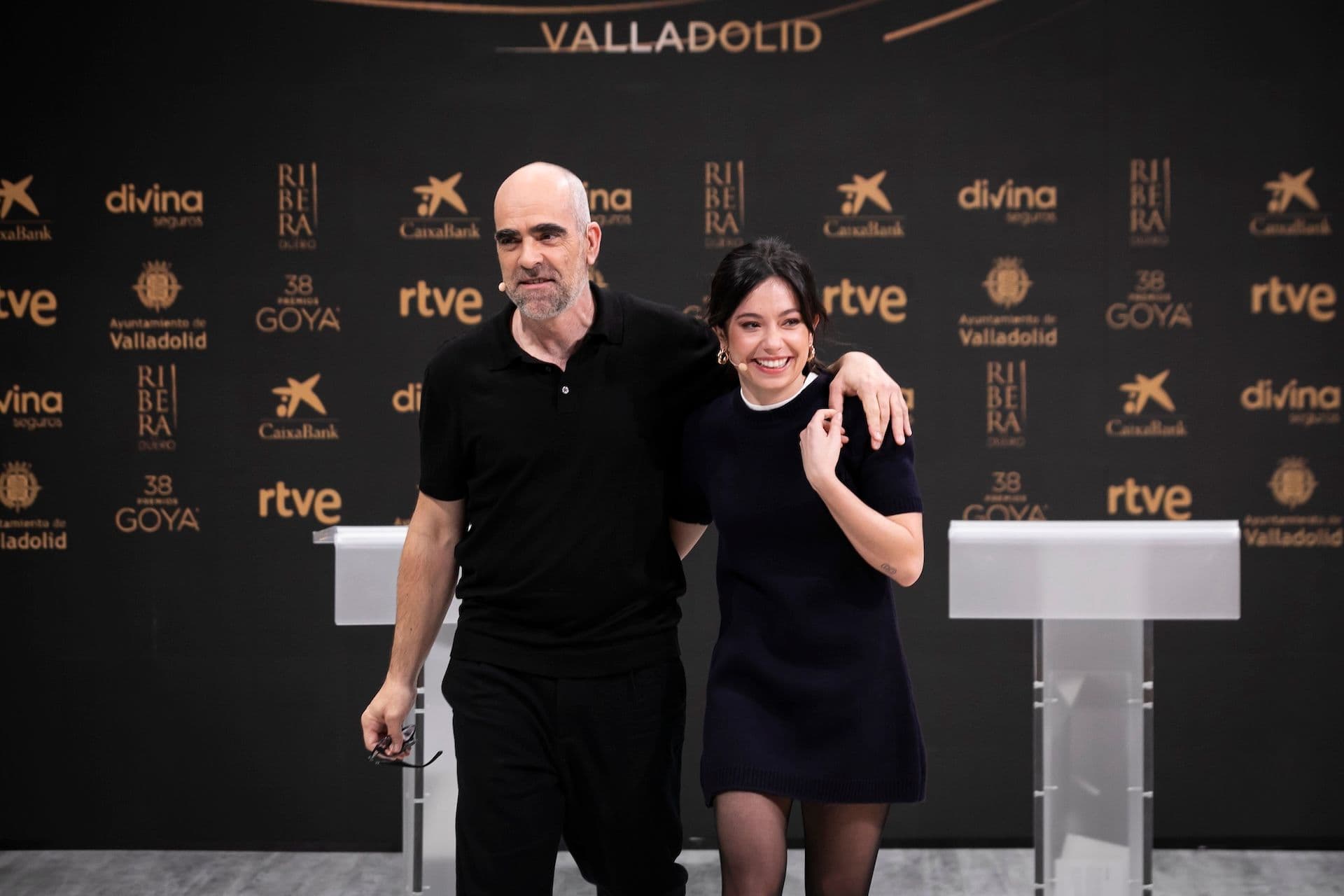 Luis Tosar y Anna Castillo, tras la lectura de las nominaciones de los Goya 2024 en Televisión Española