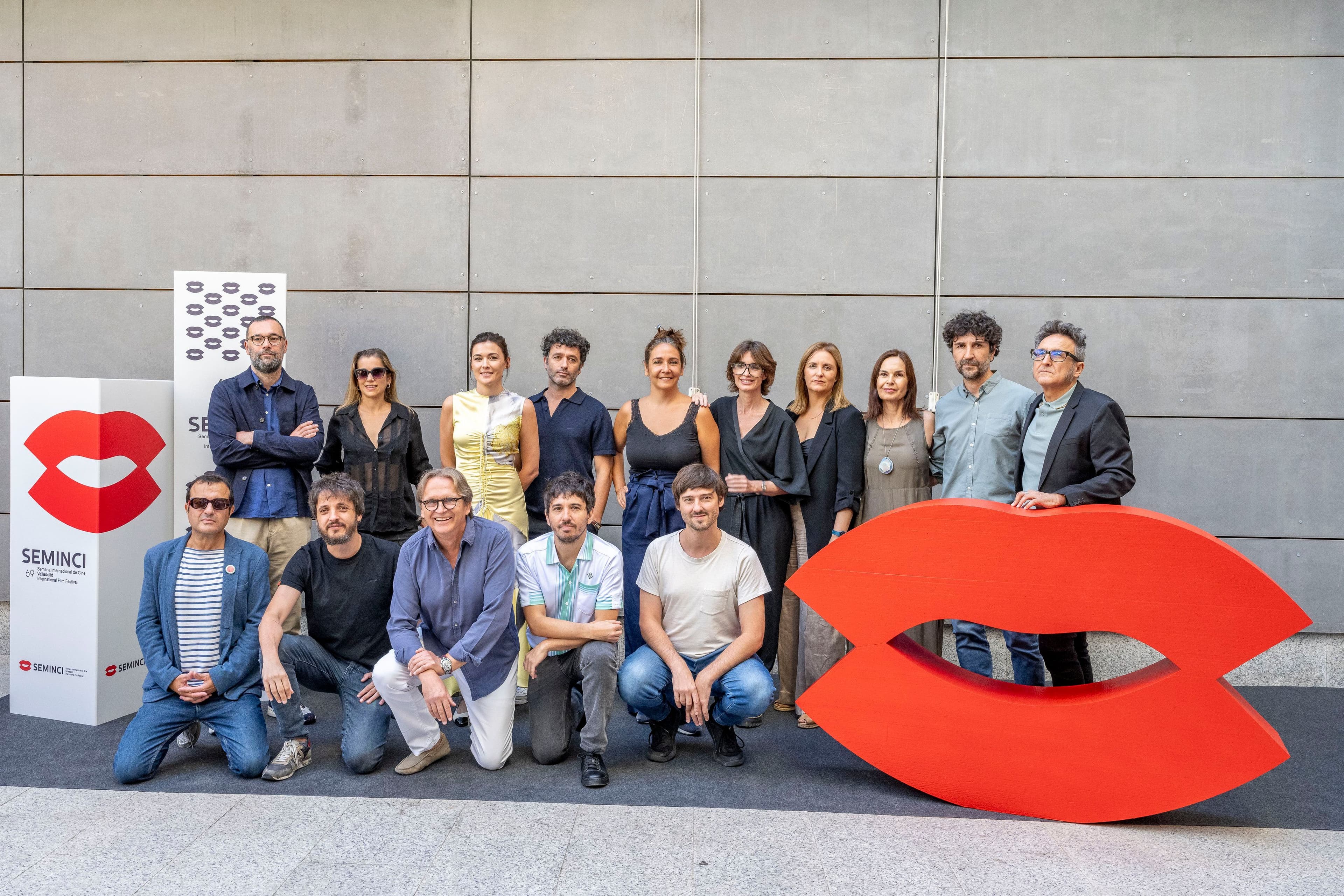 Directores y productores posan junto a José Luis Cienfuegos, director artístico de la Seminci, durante la presentación de la edición 69 en Madrid