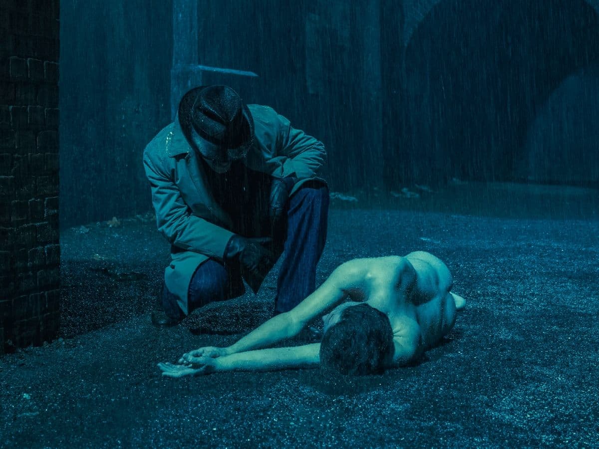 Imagen de la serie 'Cadáveres' con Jacob Fortune-Lloyd
