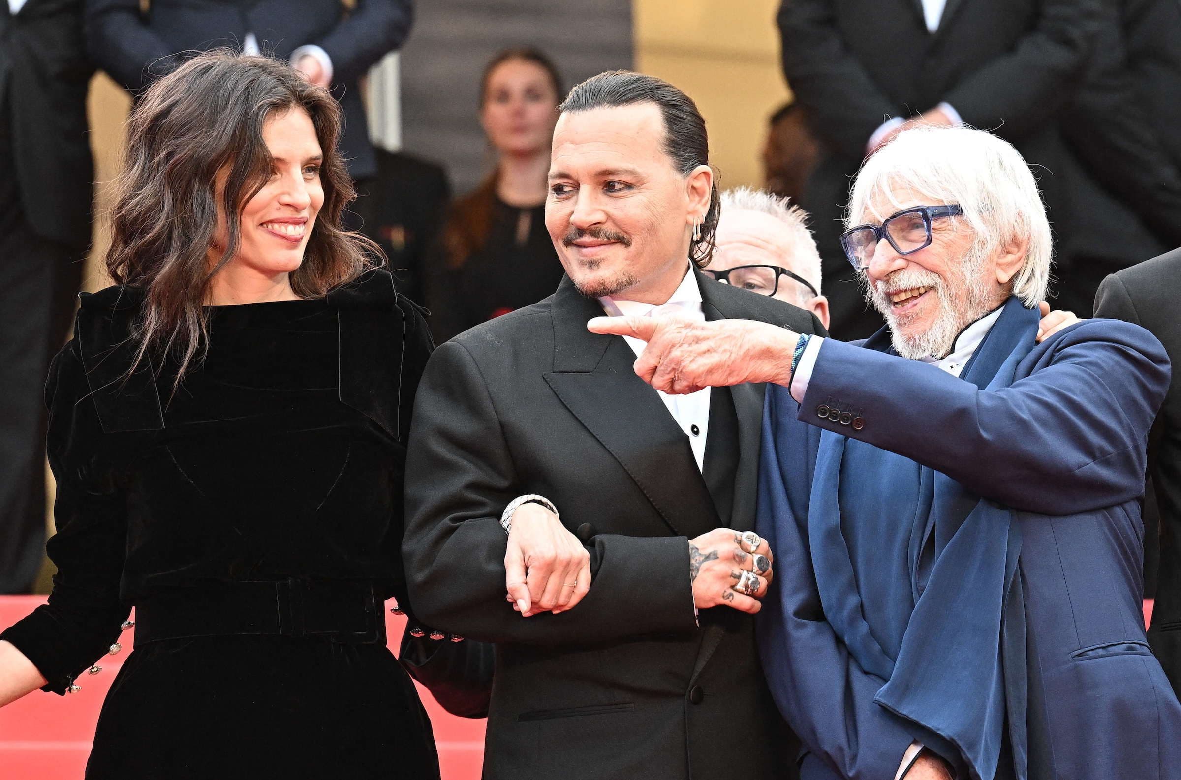 El actor Johnny Depp, junto a la directora Maïwenn y el resto del equipo de 'Jeanne du Barry' en el Festival de Cannes
