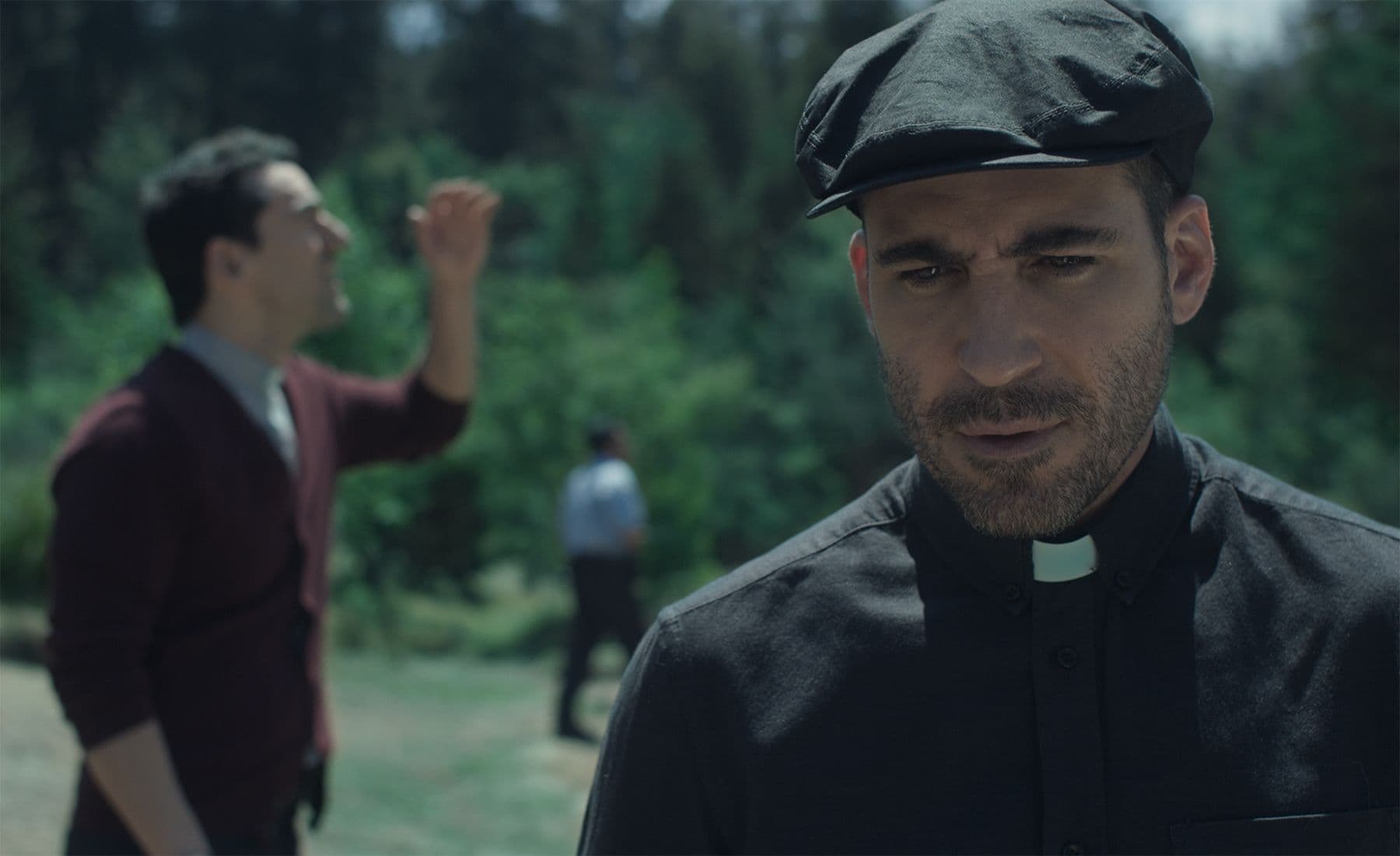 Miguel Ángel Silvestre interpreta a un sacerdote y abogado en la serie 'Los enviados'