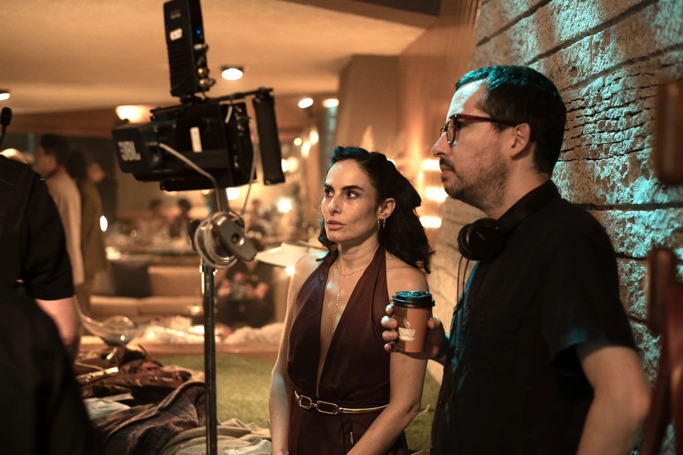 La actriz Ana Serradilla y director Emilio Portes en el set de 'No dejes a los niños solos' en 2023