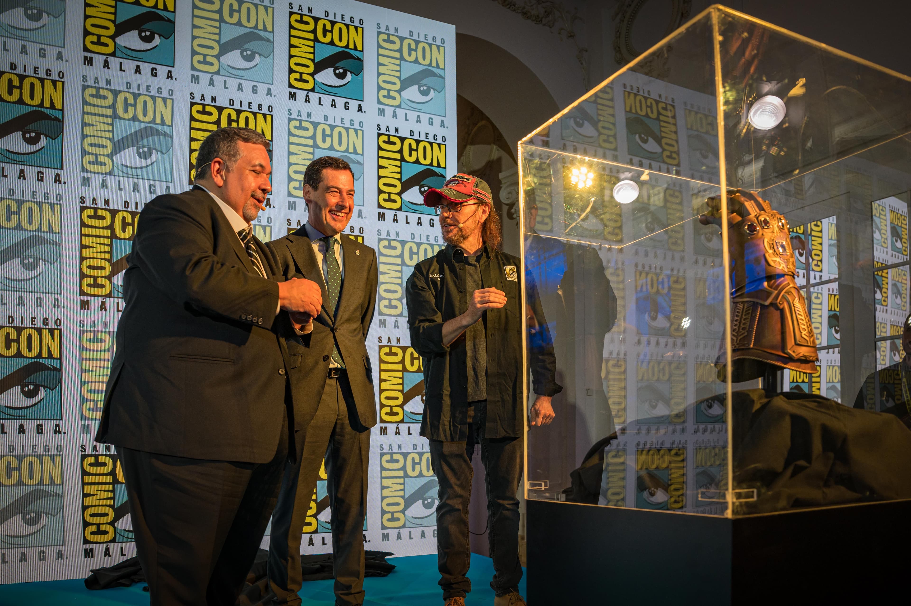 David Glanzer, Juan Manuel Moreno Bonilla y Santiago Segura junto al guante de Thanos, en la presentación de la Comic-Con de Málaga