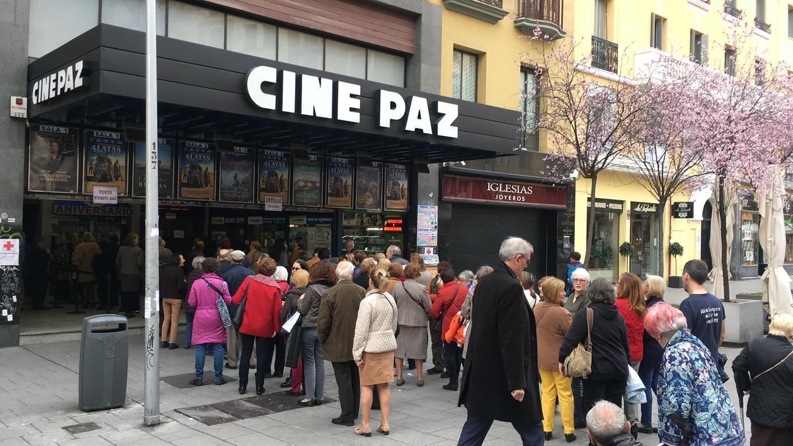 Imagen de archivo de una cola de espectadores a las puertas del Cine Paz de Madrid