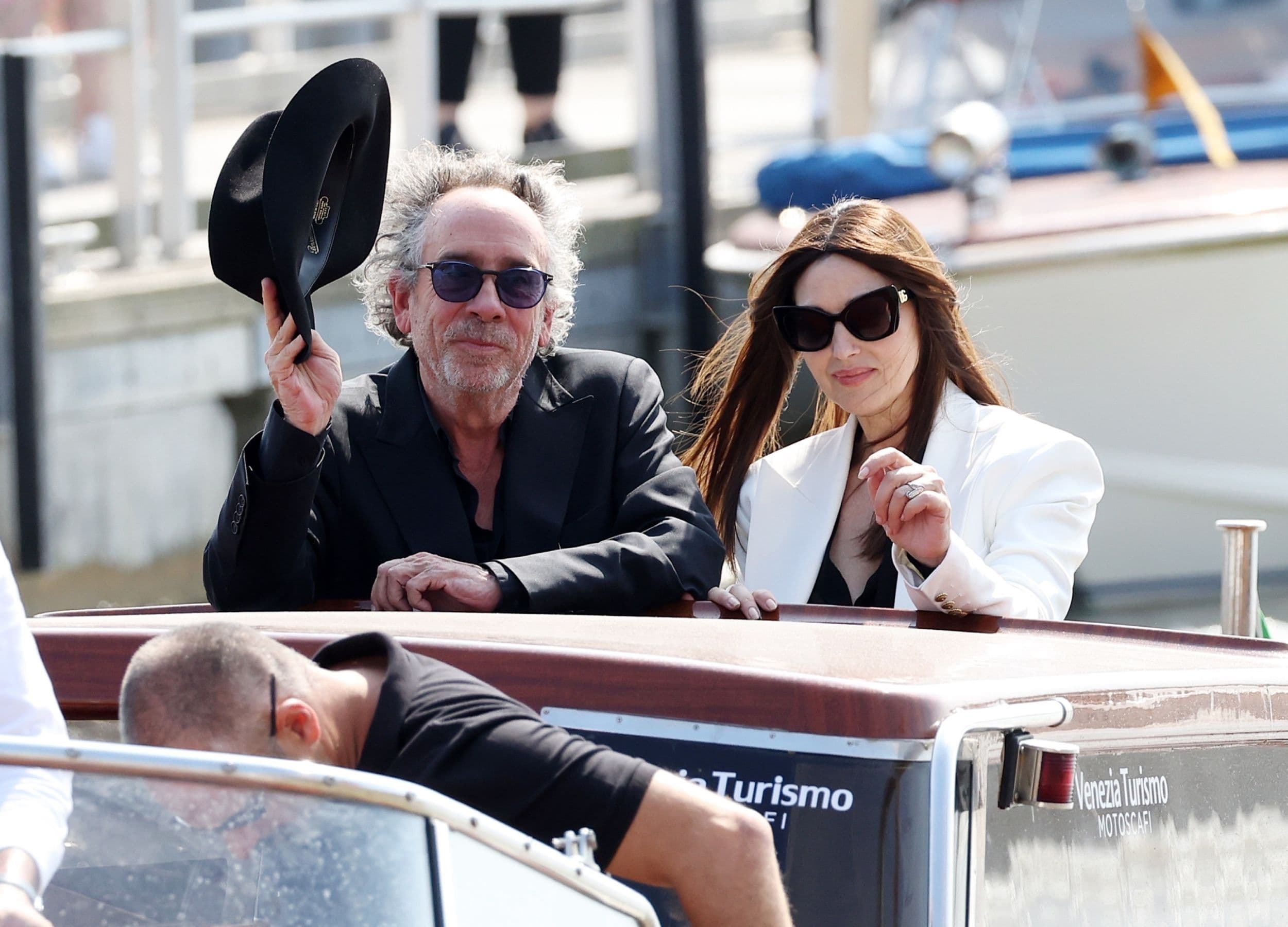 El director Tim Burton y la actriz Monica Bellucci, a su llegada a la edición 81 del Festival de Venecia para presentar 'Biltelchús Bitelchús'