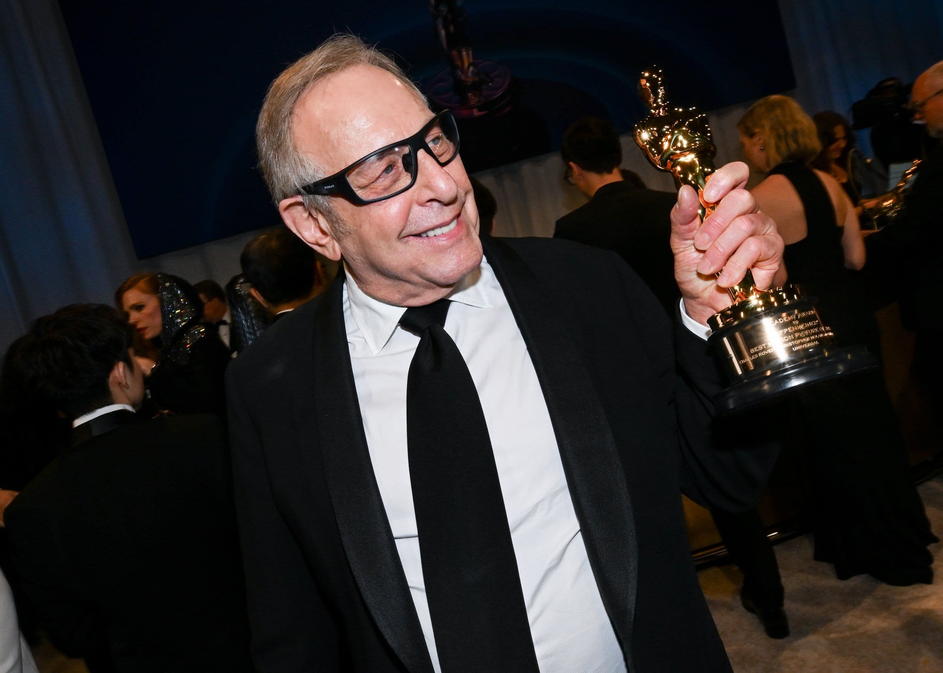 El productor Charles Roven posa con el Oscar a la Mejor Película por 'Oppenheimer'