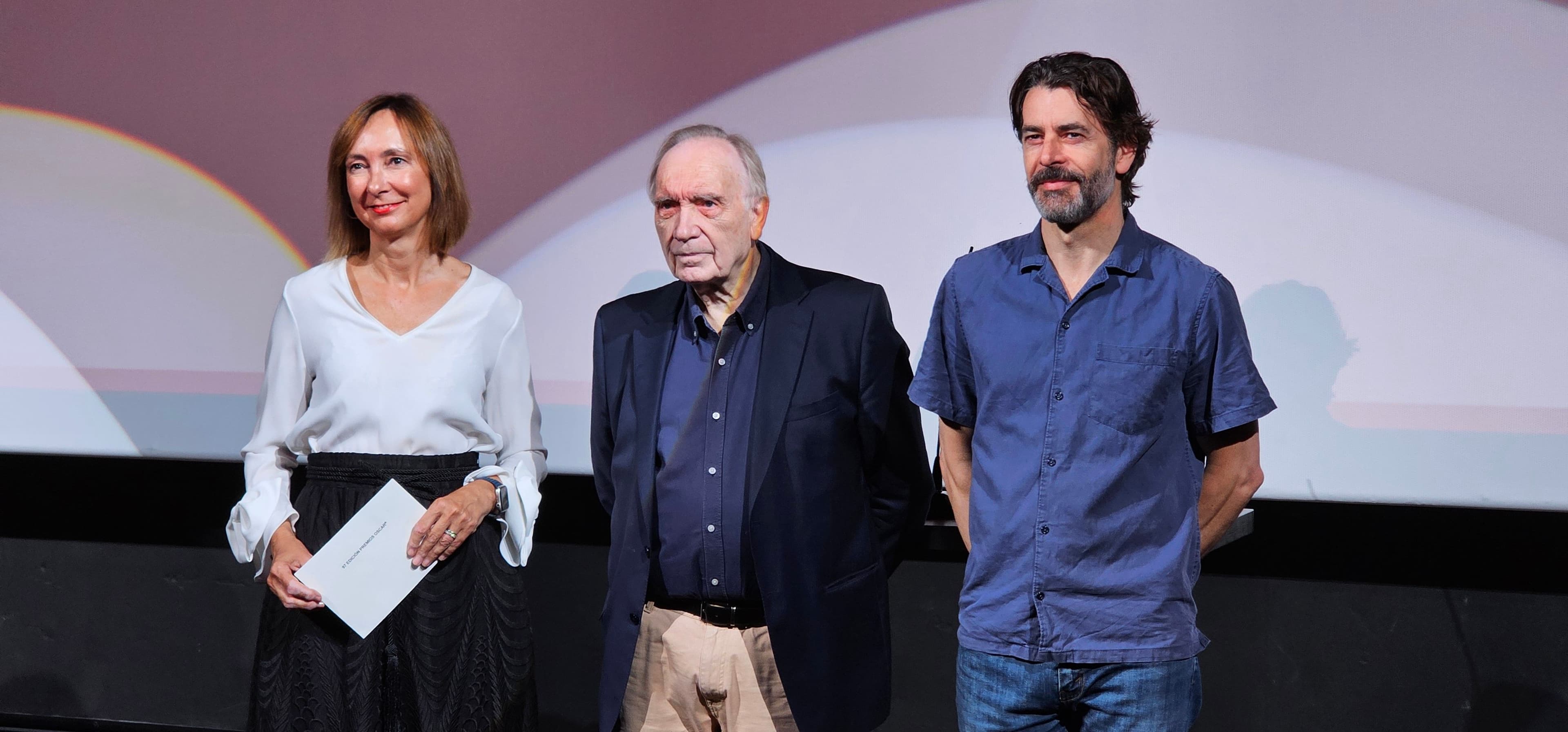 El actor Eduardo Noriega junto a Fernando Méndez-Leite en la Academia de Cine
