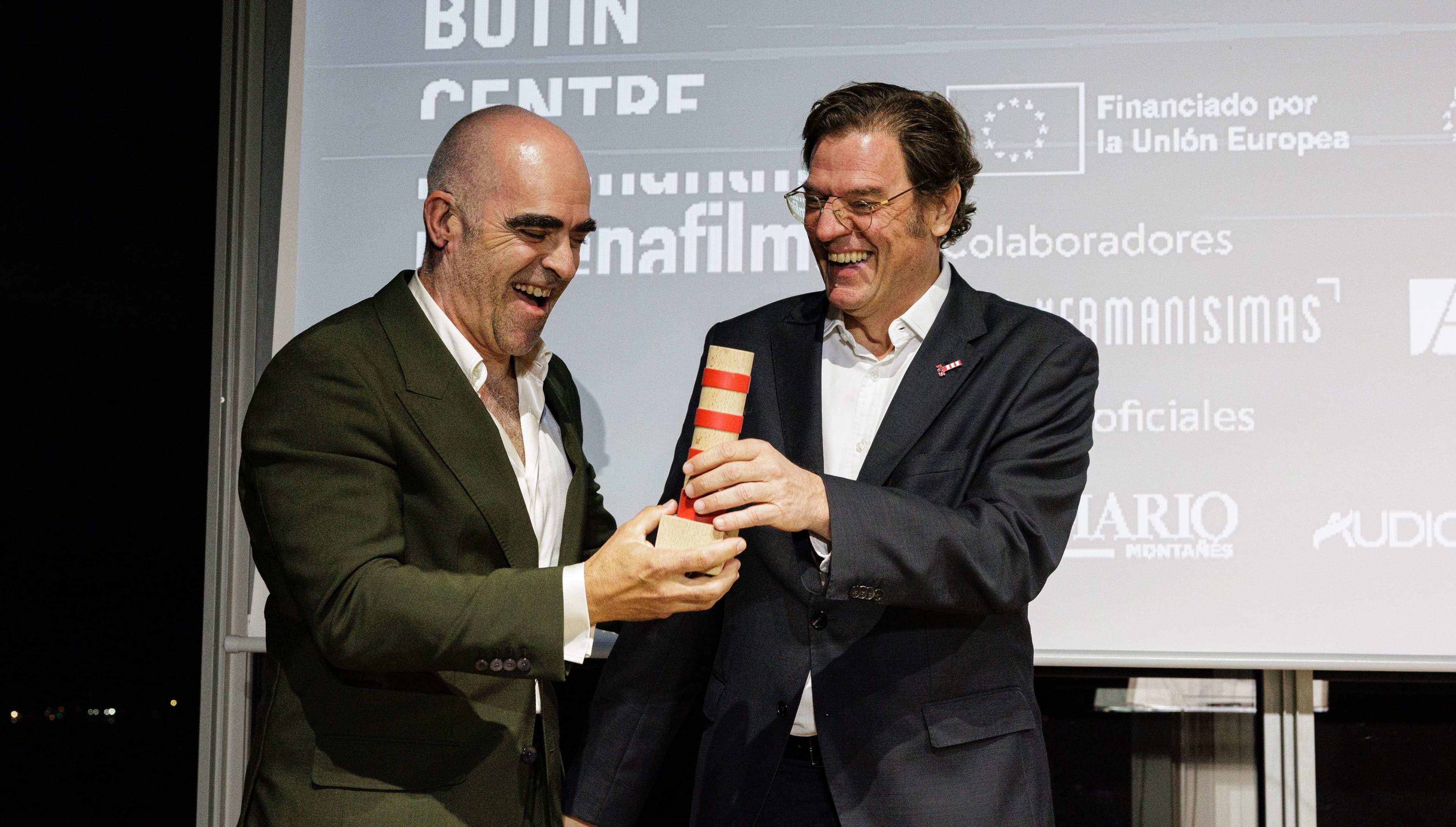 Álvaro Longoria entrega el Faro de Honor a al actor Luis Tosar en el Festival de Santander 2025