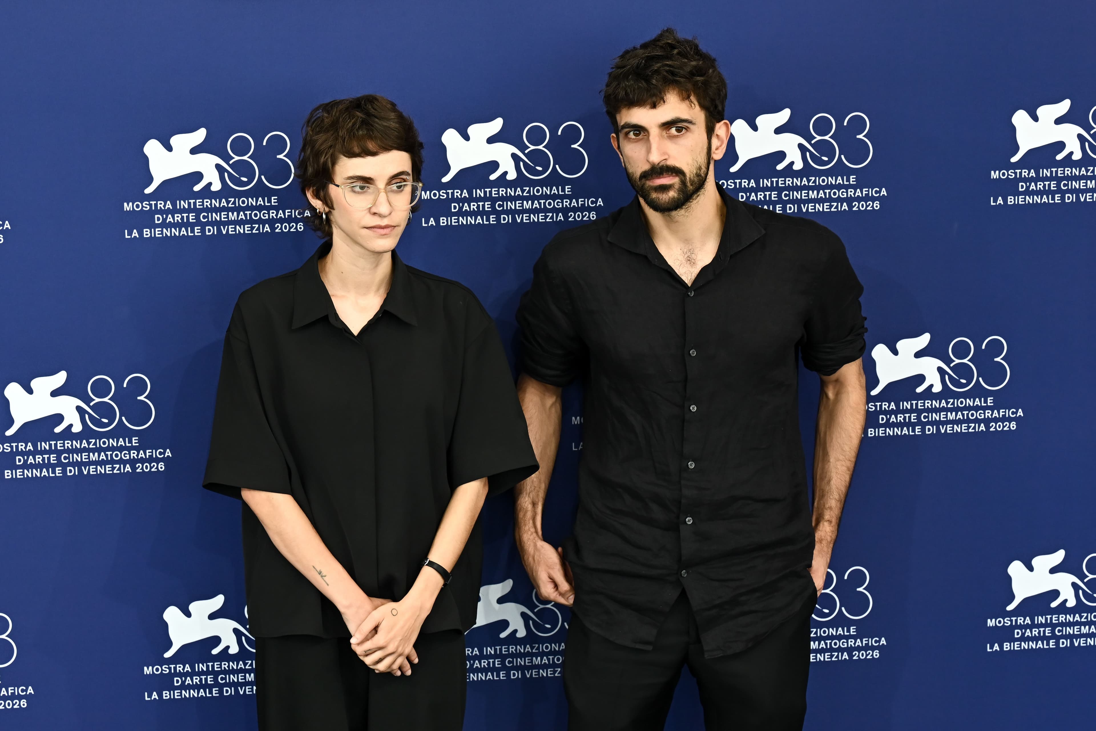 Rachel Szor y Yuval Abraham, directores de 'NAZA', a su llegada al Festival de Venecia 2026