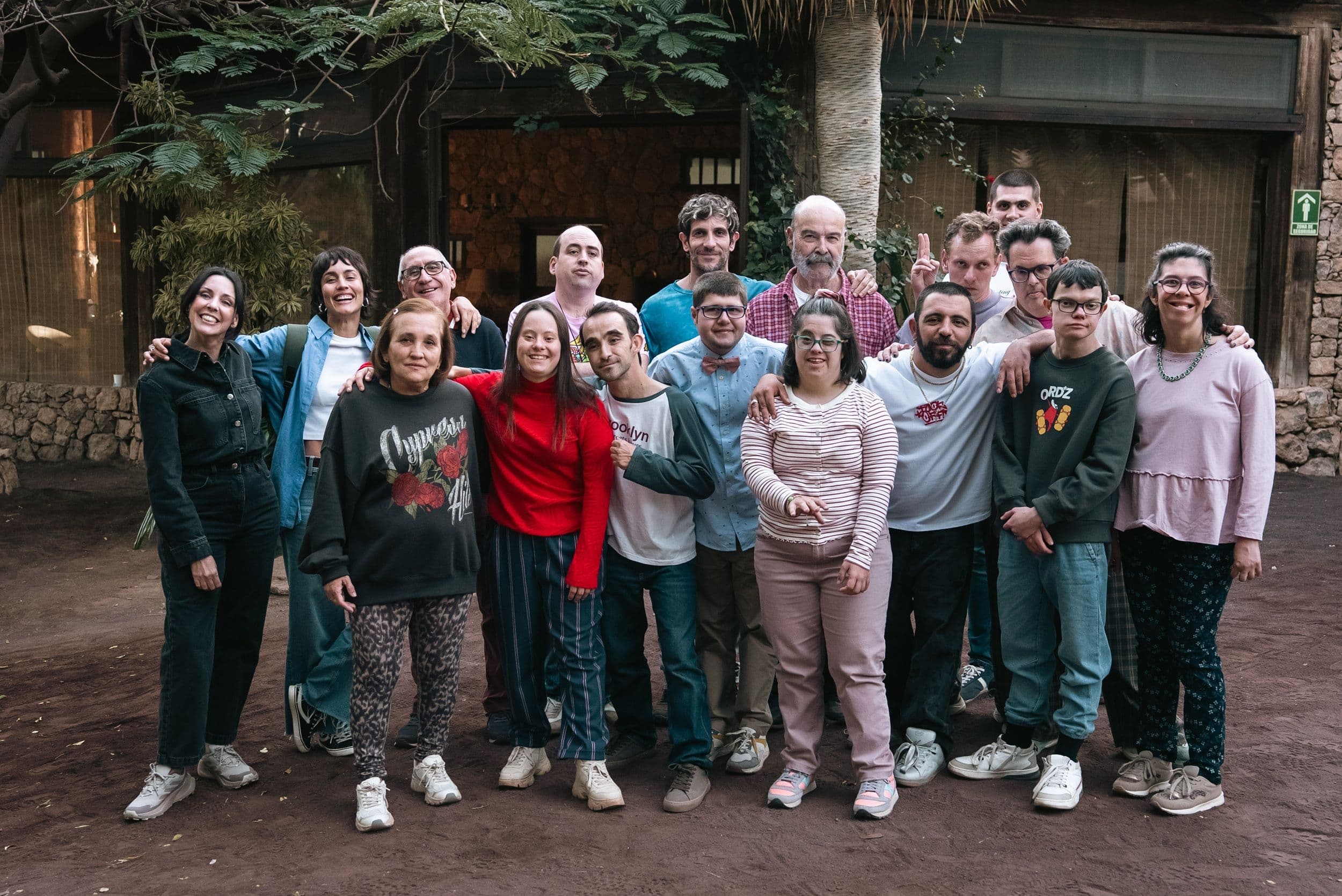 El reparto coral de 'Haciendo amigos', de David Marques, posa en una fotografía promocional de la película