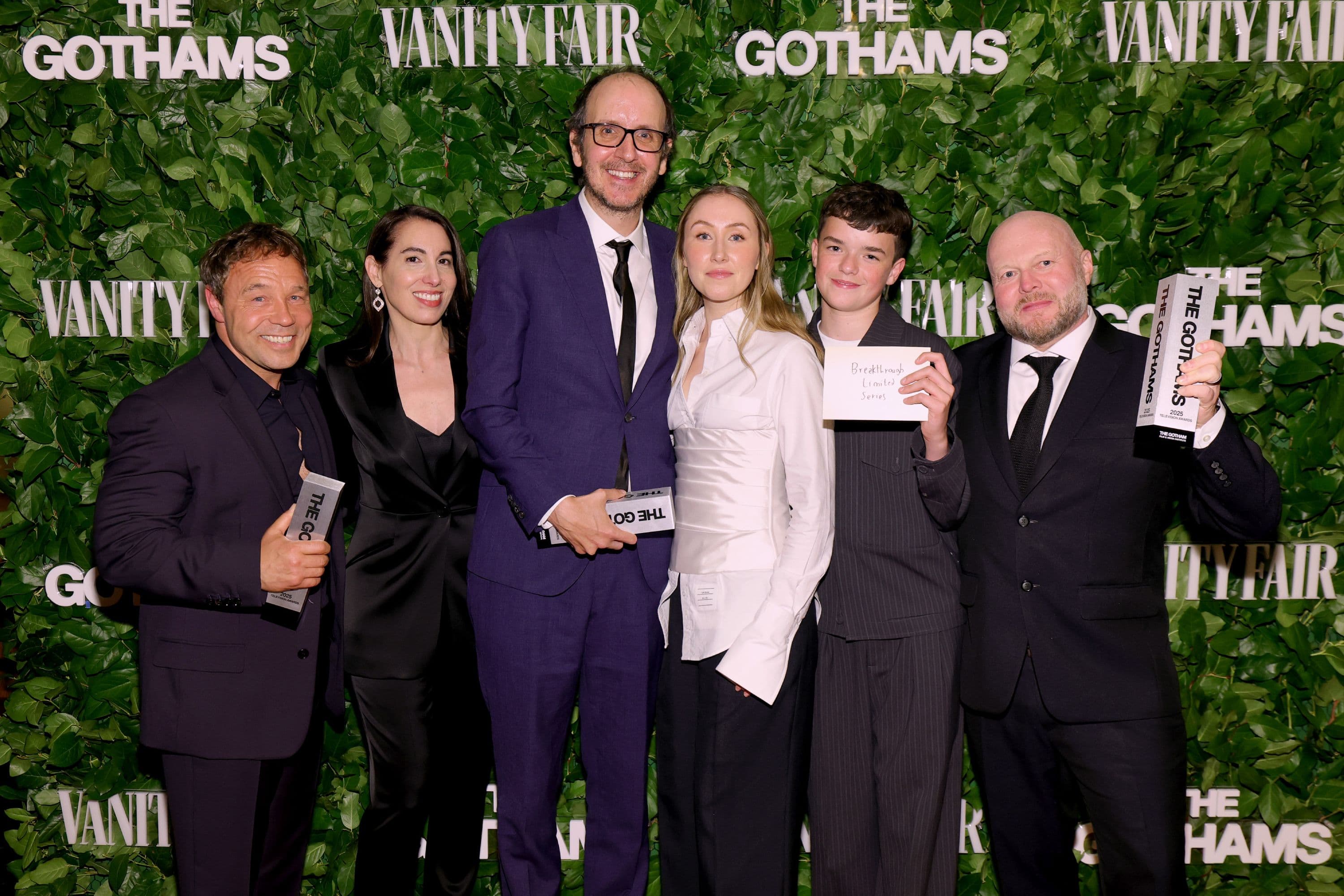 Stephen Graham, Jack Thorne, Erin Doherty, Owen Cooper y Mark Herbert posan con los tres Gotham Television Awards de la miniserie 'Adolescencia'