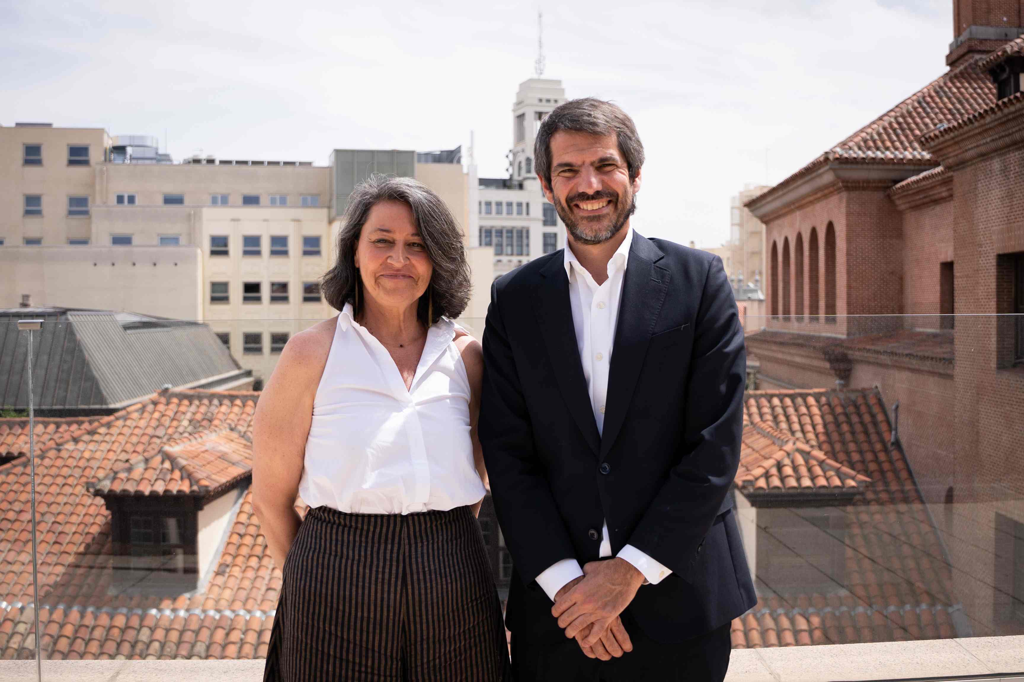 Marta Serrano, directora del ICAA, posa junto al ministro de Cultura, Ernest Urtasun, en la foto de anuncio de su nombramiento en junio de 2026