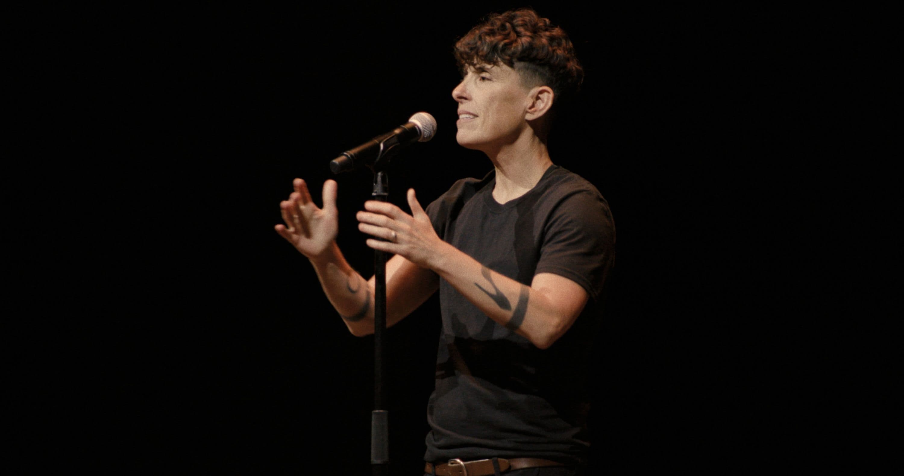 Le poete Andrea Gibson en un fotograma del documental 'Come see me in the good light'