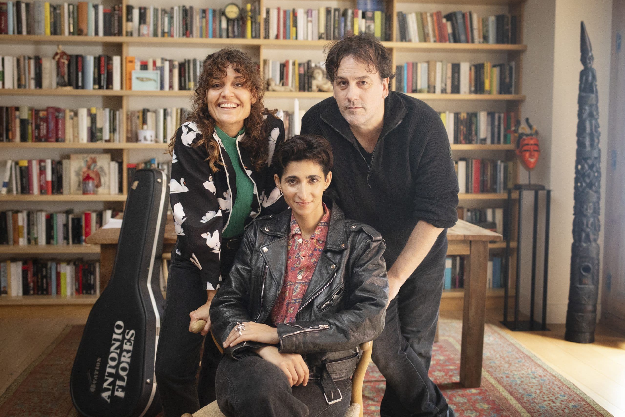 Los directores Isaki Lacuesta y Elena Molina y Alba Flores durante el rodaje del documental 'Flores para Antonio'
