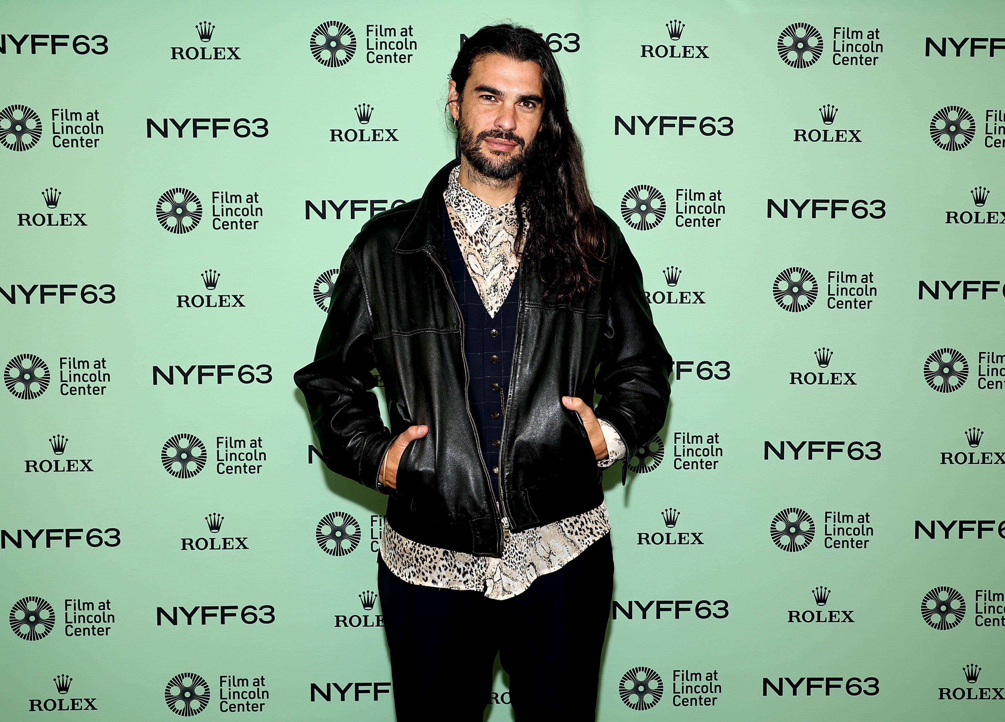 El director Oliver Laxe posa en el photocall de la edición 63 del Festival de Nueva York antes de la presentación de 'Sirat'