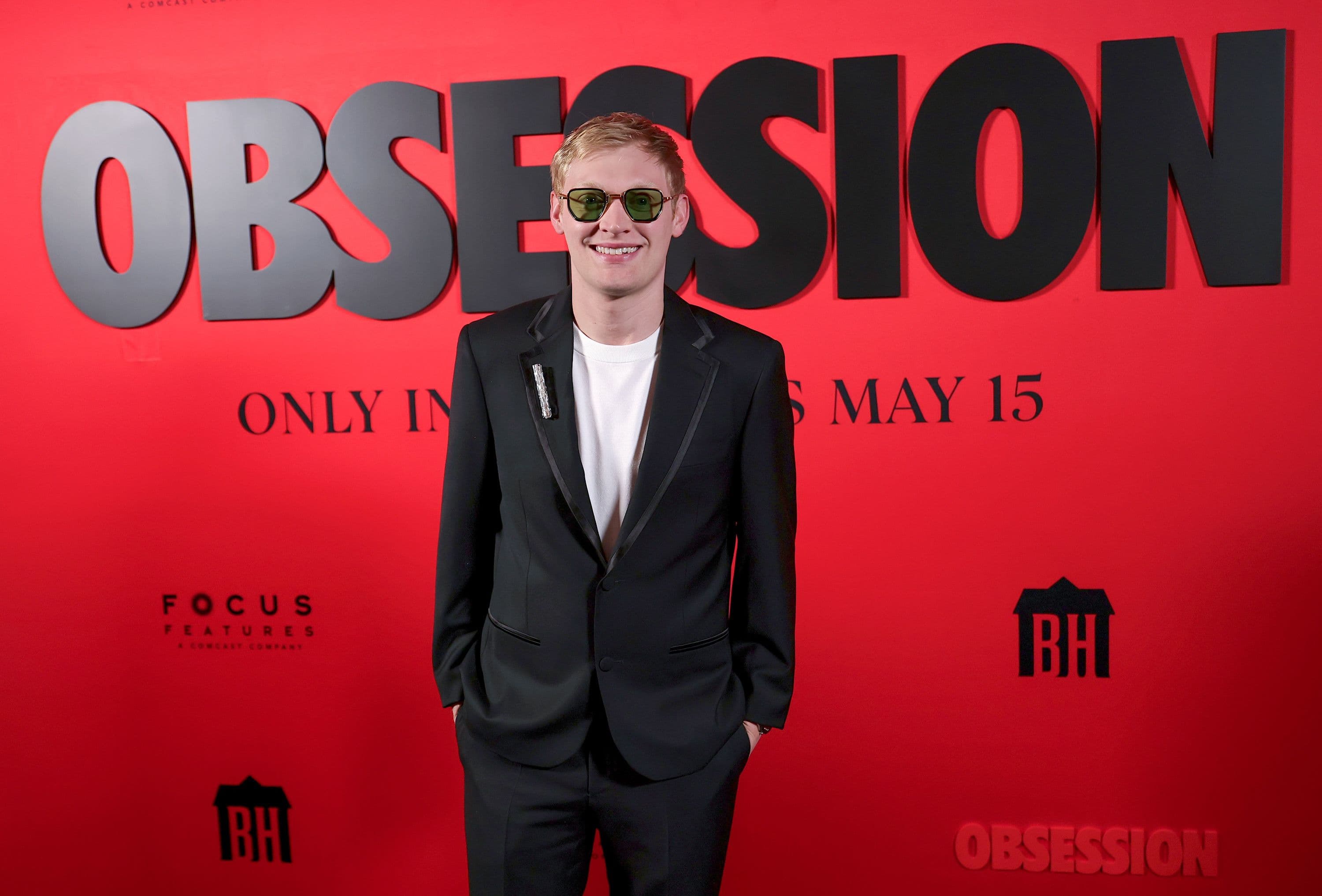 El director Curry Barker posa en el photocall de un pase especial de su película 'Obsession' en Los Ángeles, en mayo de 2026