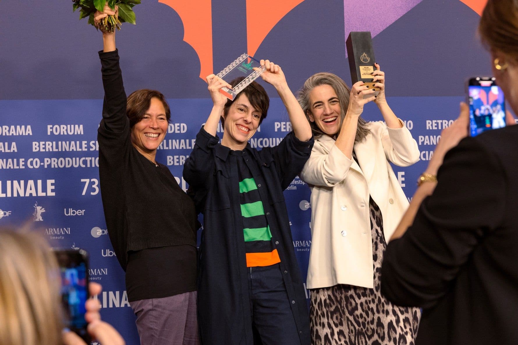 Valérie Delpierre, Estibaliz Urresola Solaguren y Lara Izaguirre con uno de los premios de '20.000 especies de abejas' en Berlín