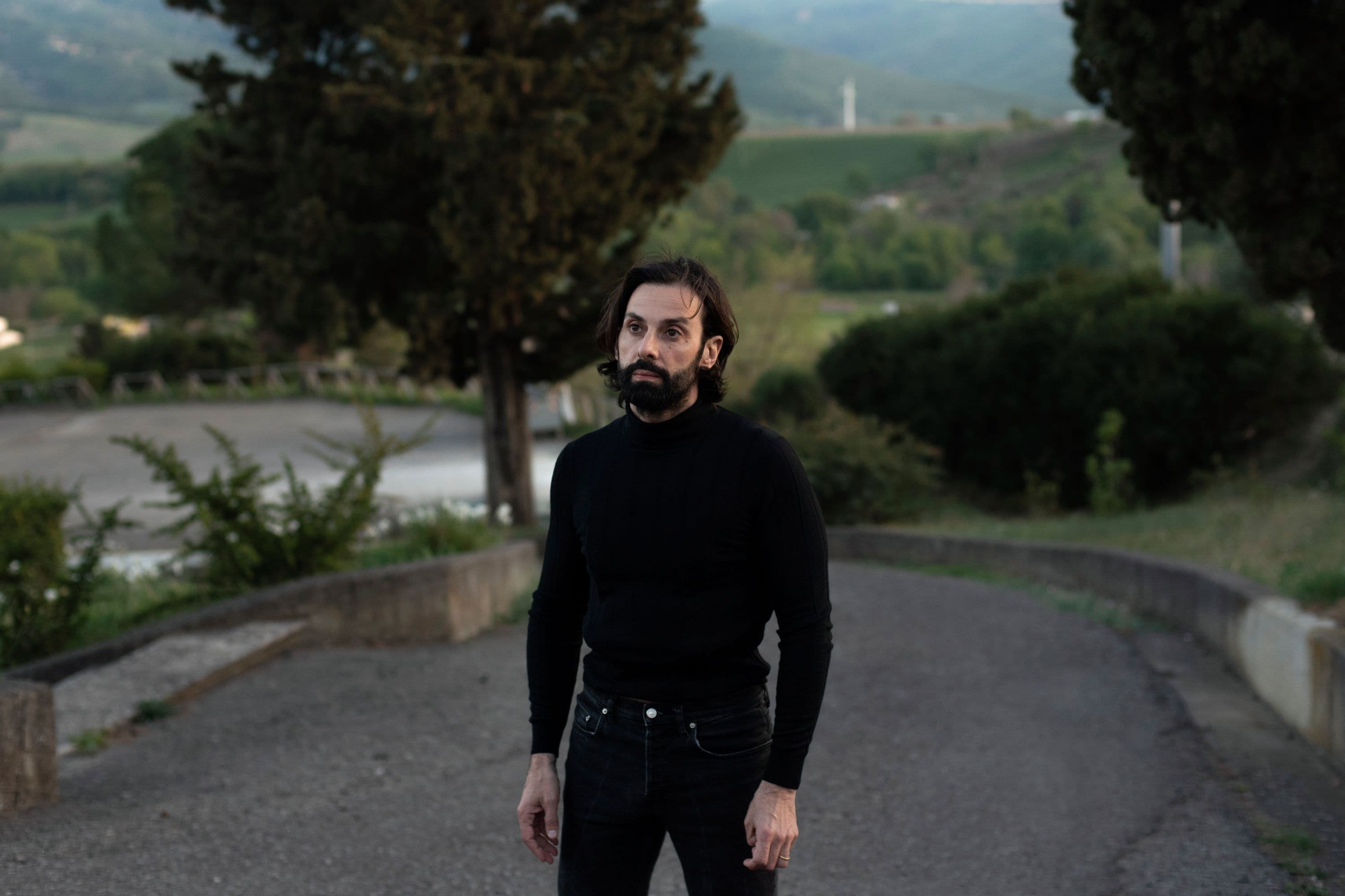 El productor, director y actor Carlo D'Ursi en un fotograma del cortometraje documental 'El santo'