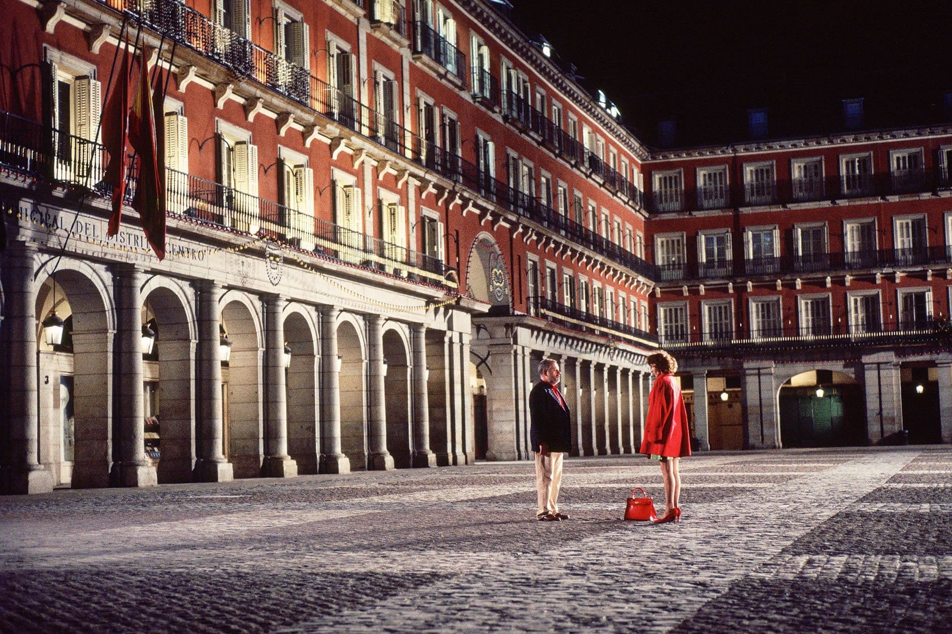 Juan Echanove y Marisa Paredes en un fotograma de 'La flor de mi secreto', rodada en la Plaza Mayor de Madrid