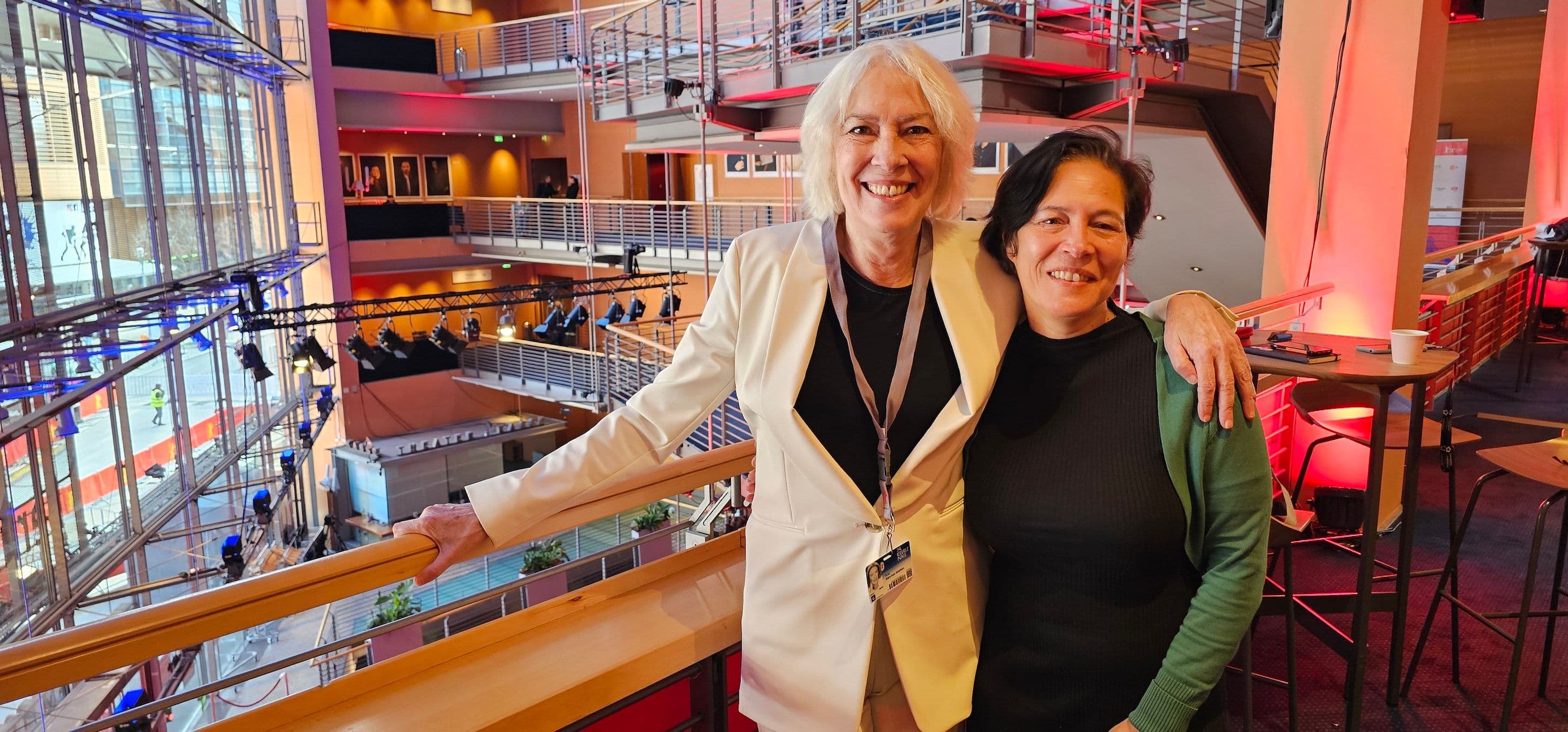 La actriz Susi Sánchez y la productora Valérie Delpierre, antes de su entrevista con Kinótico por 'Reinas' en la Berlinale 2024