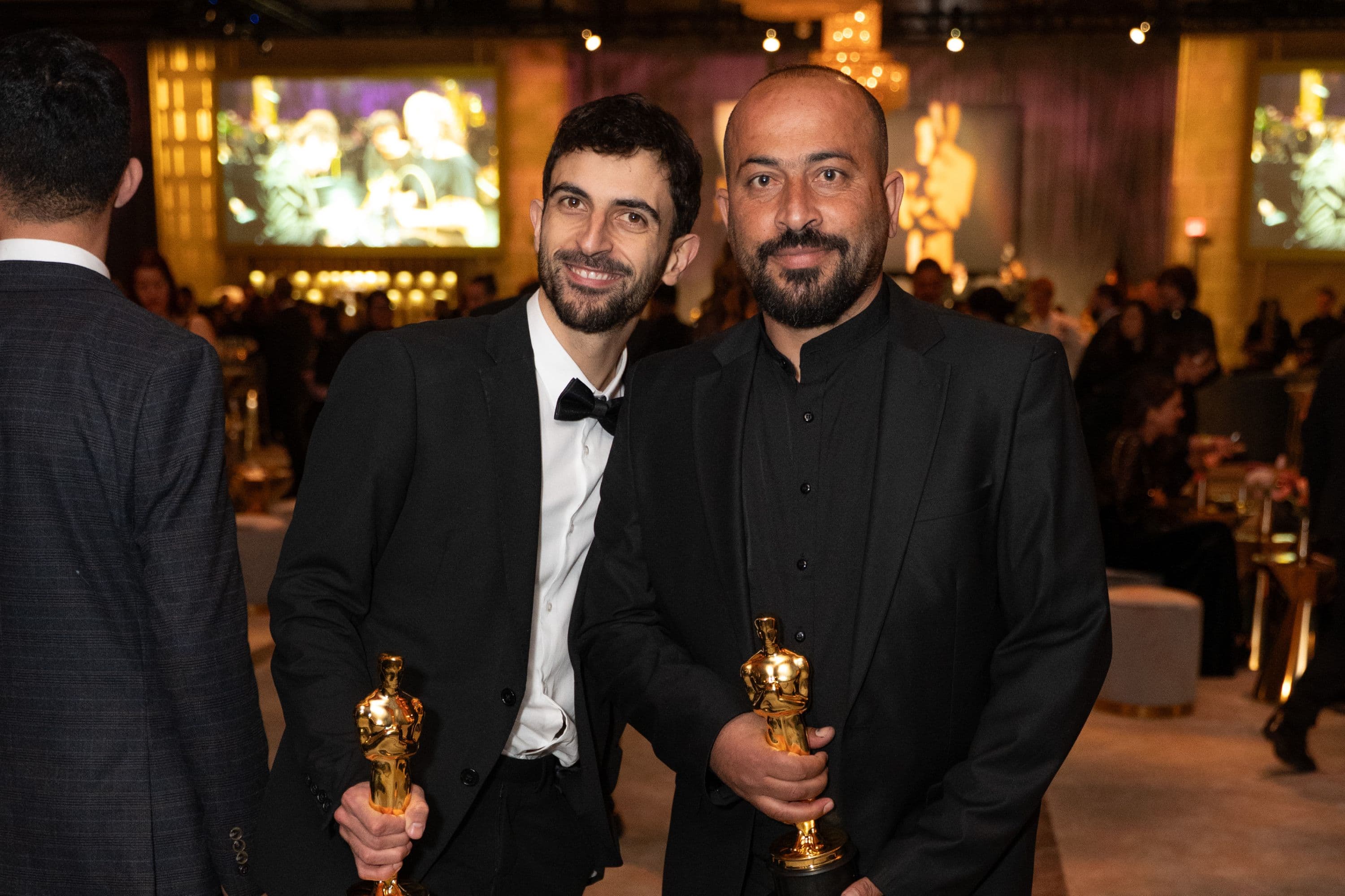 Los directores Yuval Abraham y Hamdan Ballal posan con el Oscar ganado por el documental 'No other land' en la edición 97