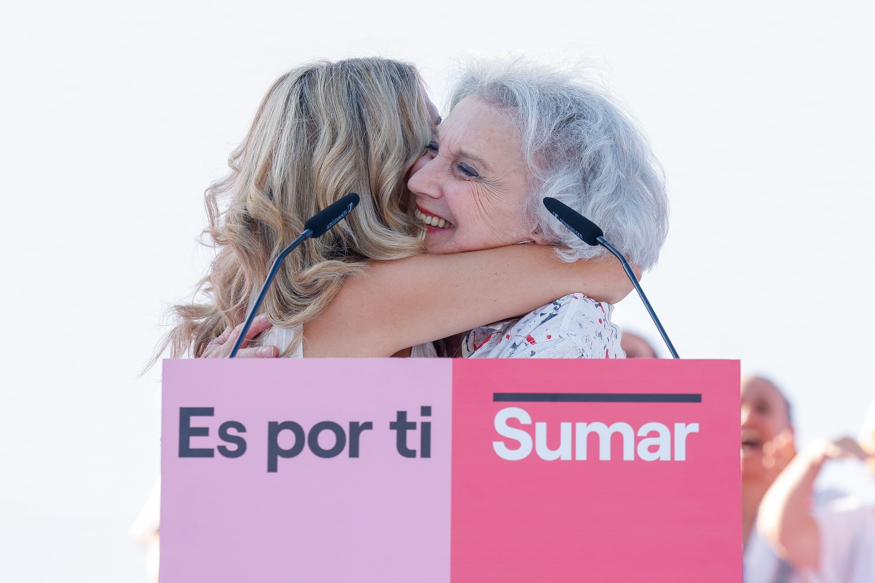 La actriz Marisa Paredes abraza a Yolanda Díaz, entonces líder de Sumar, durante un mitin del movimiento político en el verano de 2023