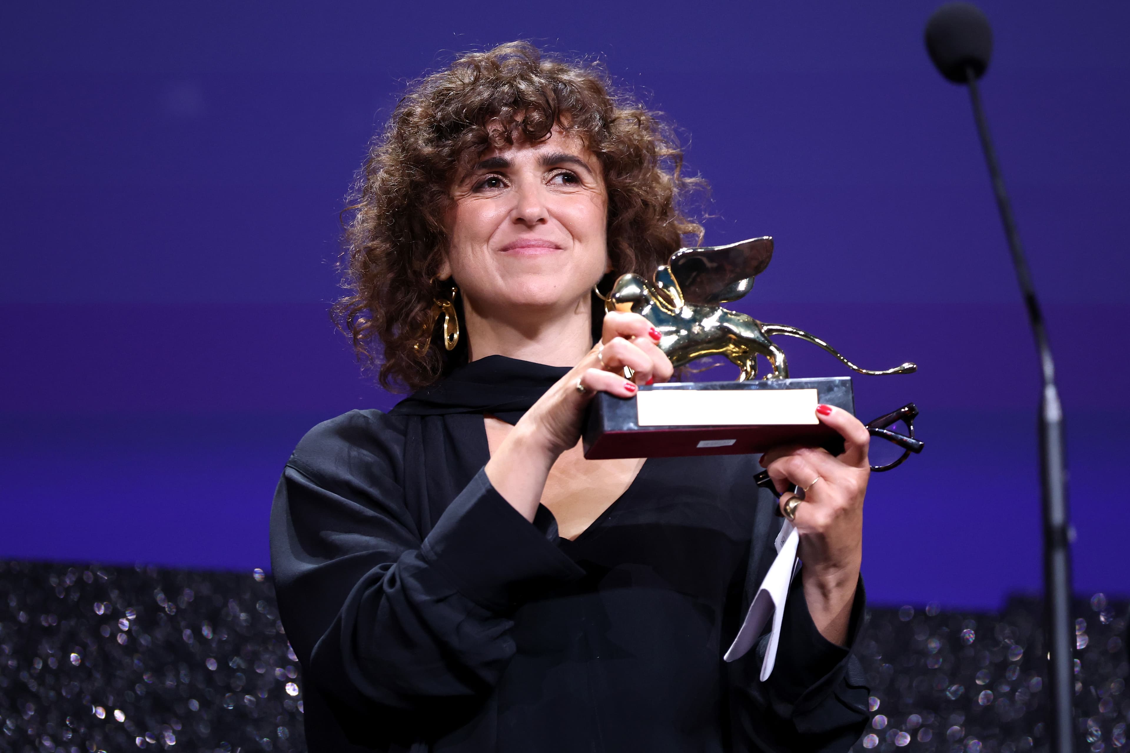 La directora danesa May el-Toukhy sostiene el León de Oro de la Mostra de Venecia 2026 por la película 'Woman Unknown'
