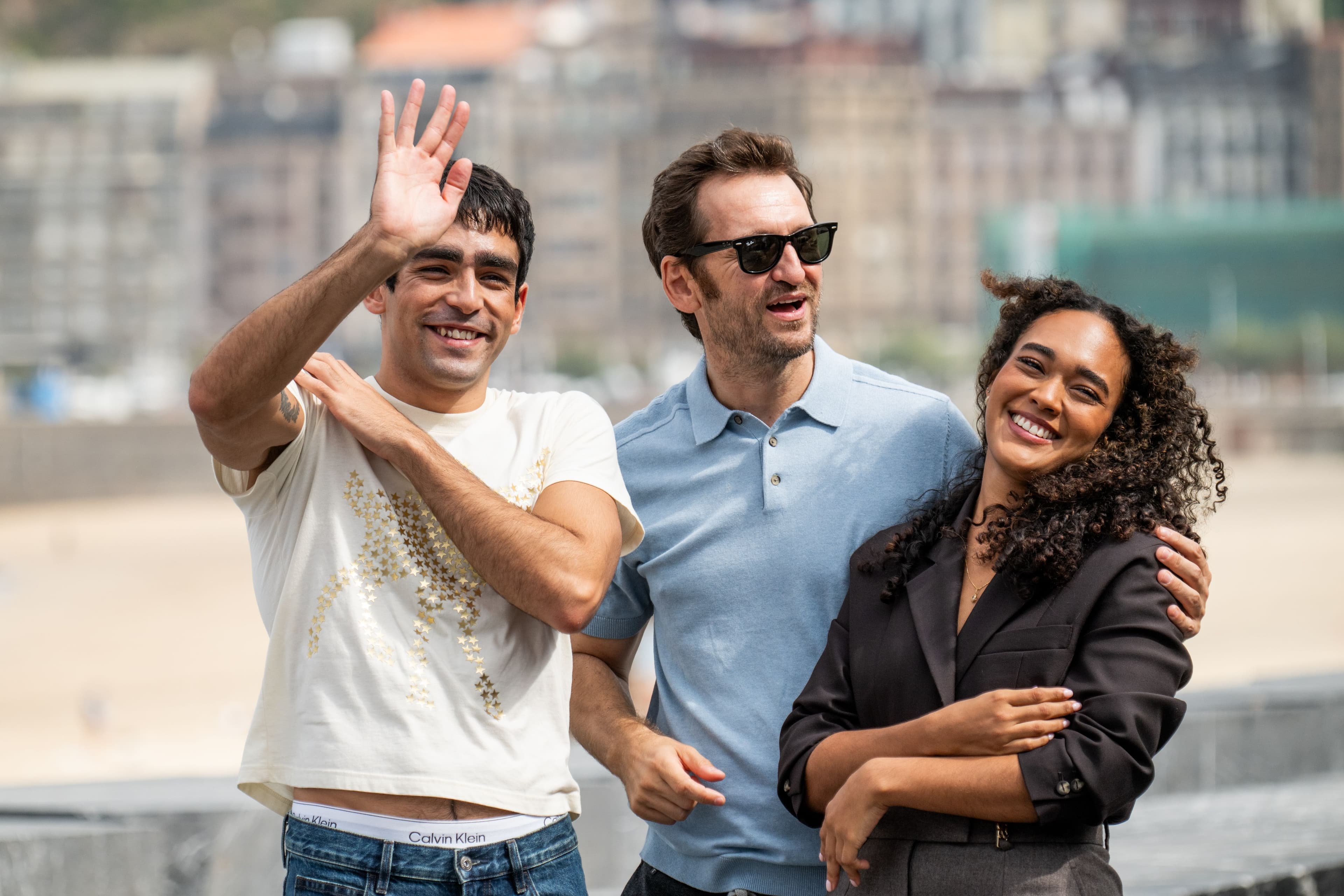 Los actores Omar Ayuso, Raúl Arévalo y Valentina Vidal posan para el photocall de 'El Castillo' durante el Festival de San Sebastián, en septiembre de 2026
