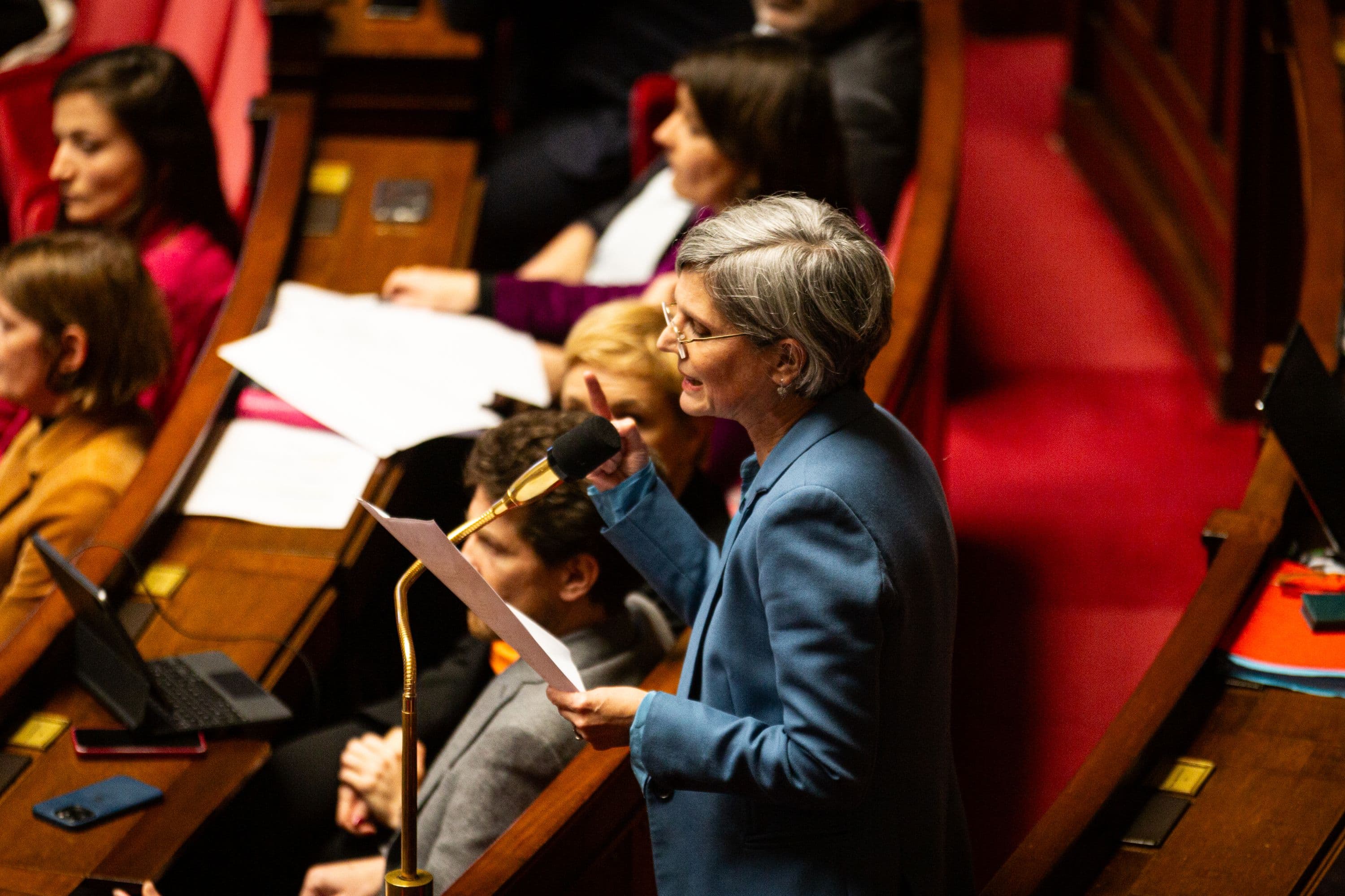 Sandrine Rousseau, la diputada francesa que ha dirigido la investigación sobre abusos y violencia sexual en la industria del entretenimiento en Francia