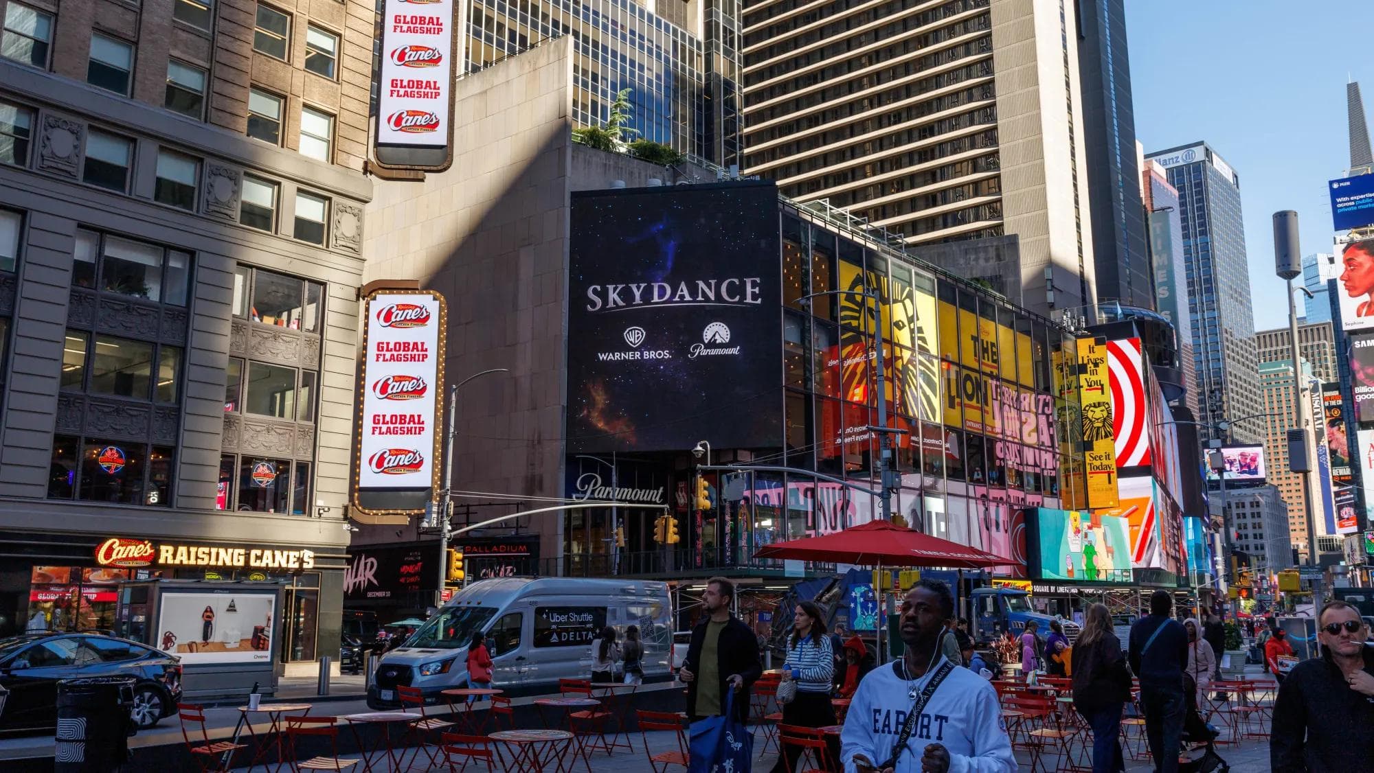 Un cartel publicitario de Skydance frente a la sede de Paramount Global en Times Square, Nueva York, el 6 de octubre de 2026