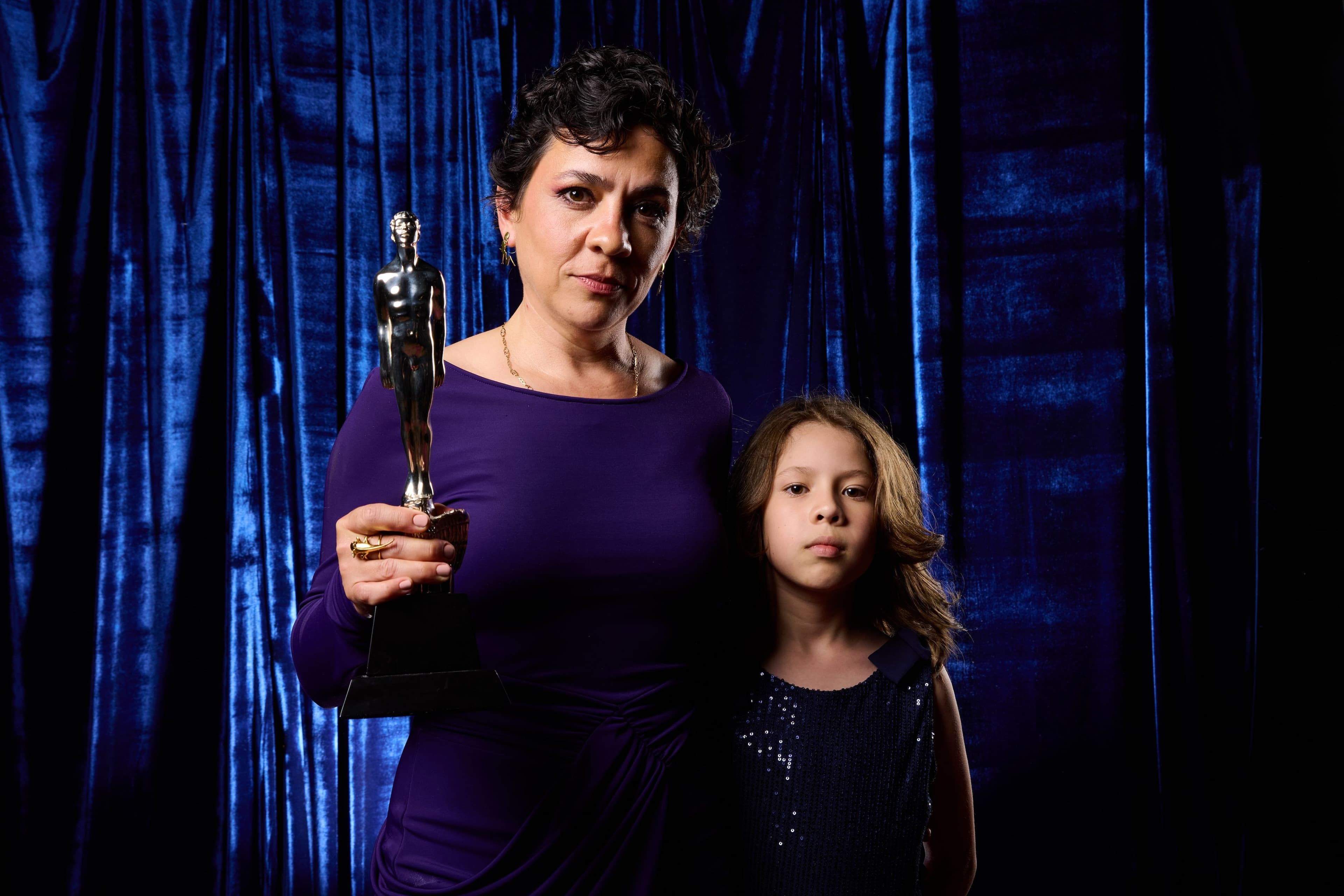 La directora de fotografía Ximena Amann posa con su hija tras ganar el Ariel 2026 por 'En el camino'