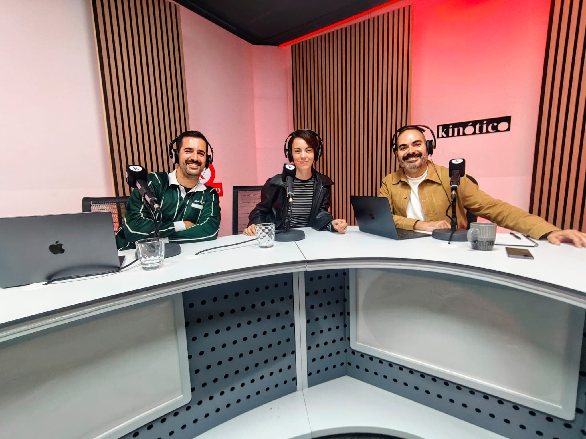 La actriz Victoria Luengo fotografiada junto a David Martos e Iñaki Mayora durante la grabación del podcast semanal de Kinótico en septiembre de 2026