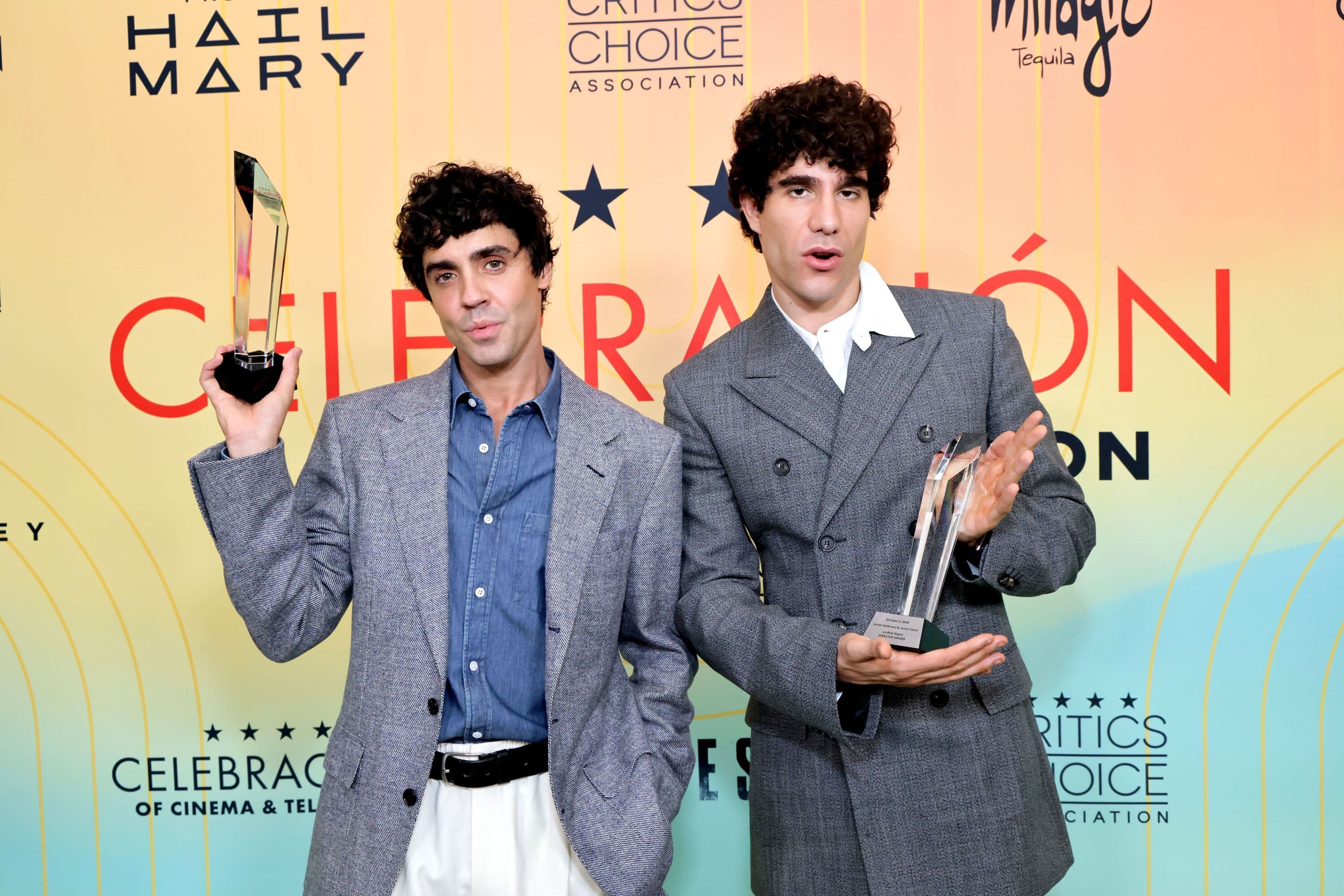 Los Javis recogen el premio a la mejor dirección en la gala de cine latino de los Critics Choice