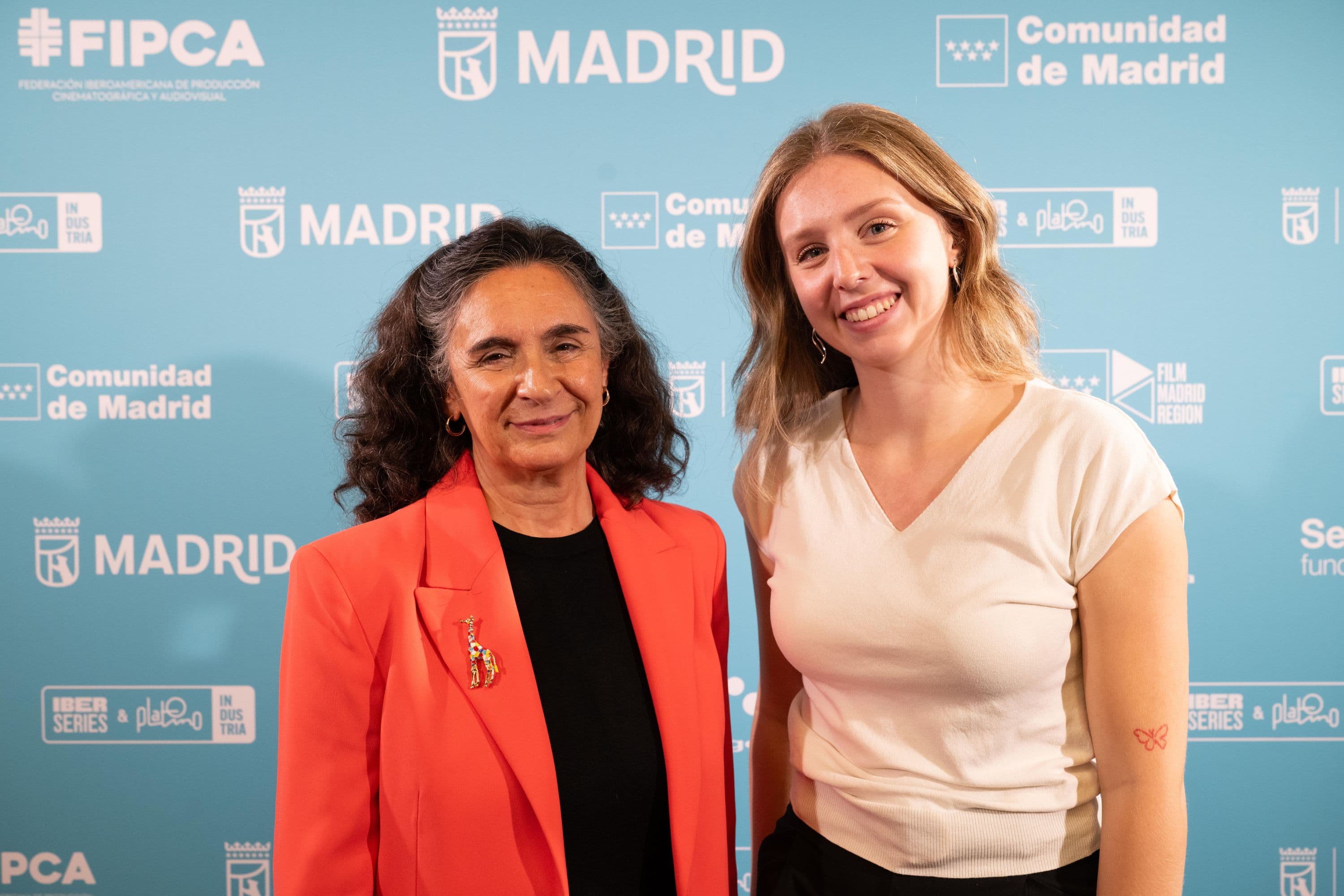 Gloria Saló, directora de consultoría de producción y contenidos de GECA,y Lucía Gómez, analista en GECA, posan antes de su conferencia en la sexta edición de Iberseries & Platino Industria, en septiembre de 2026