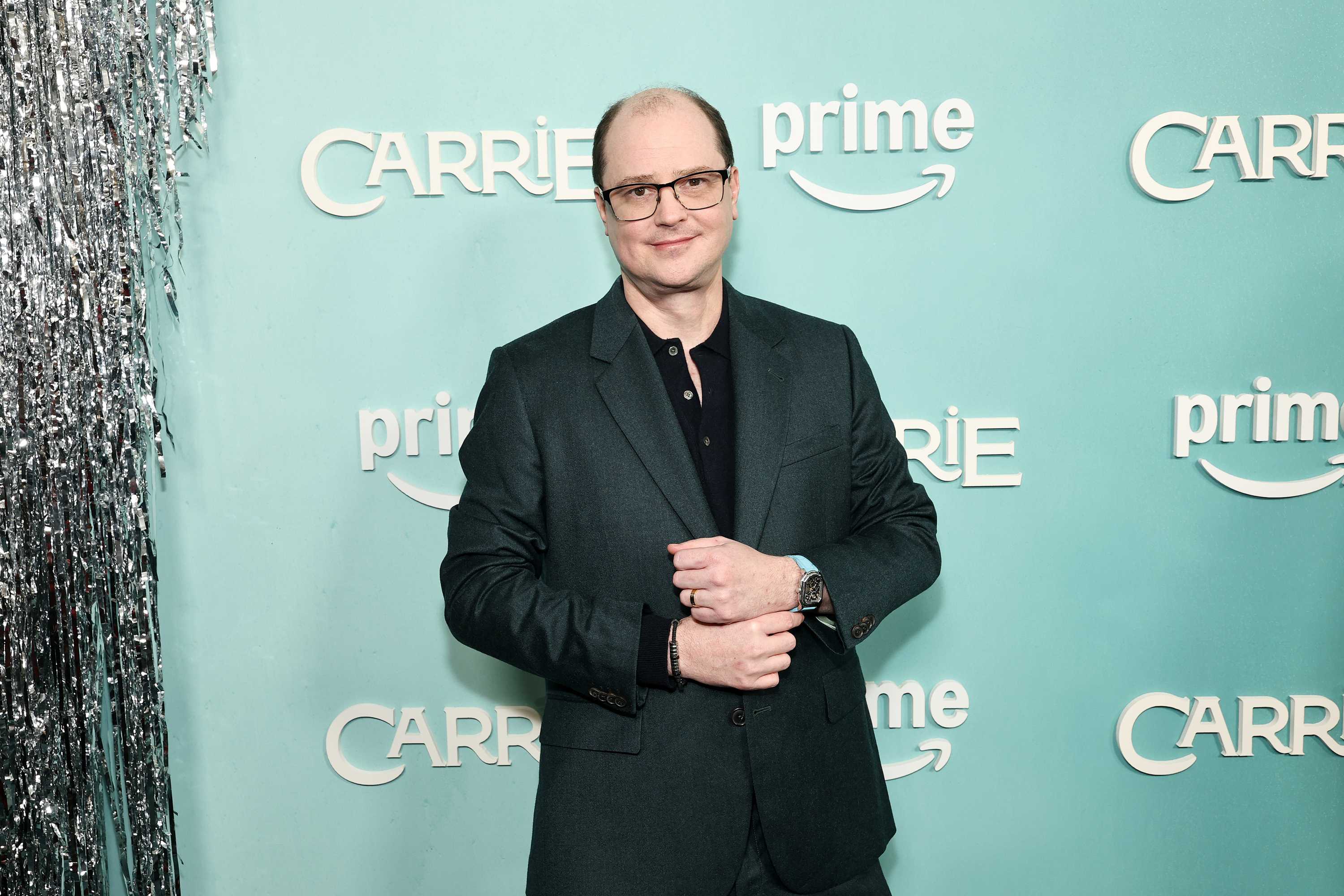 El guionista, creador y director Mike Flanagan posa en el photocall previo a la premiere de la serie 'Carrie' (2026)