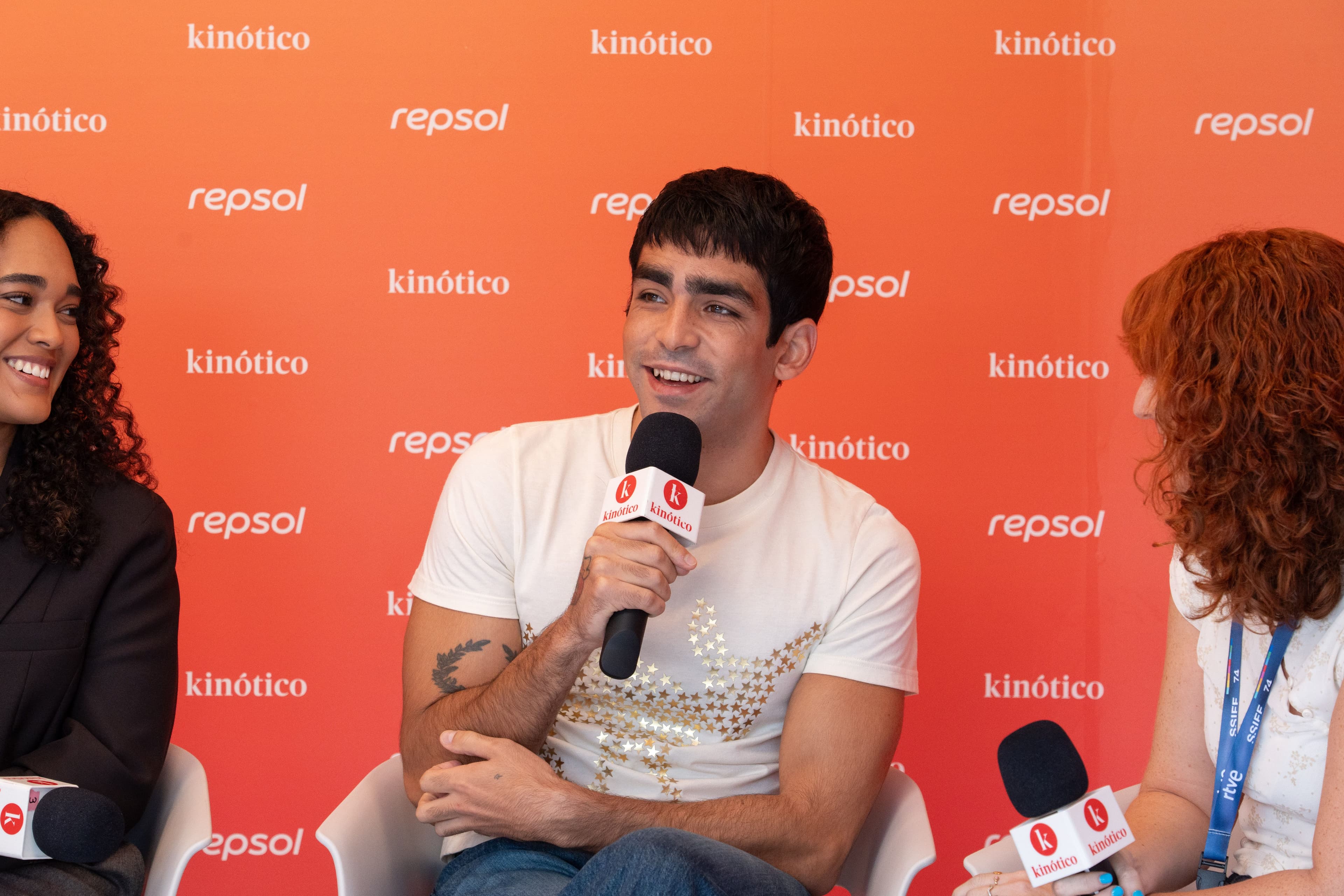 Omar Ayuso, uno de los protagonistas de la serie 'El Castillo', en el set exterior de Kinótico, patrocinado por Repsol, en el Festival de San Sebastián, en septiembre de 2026